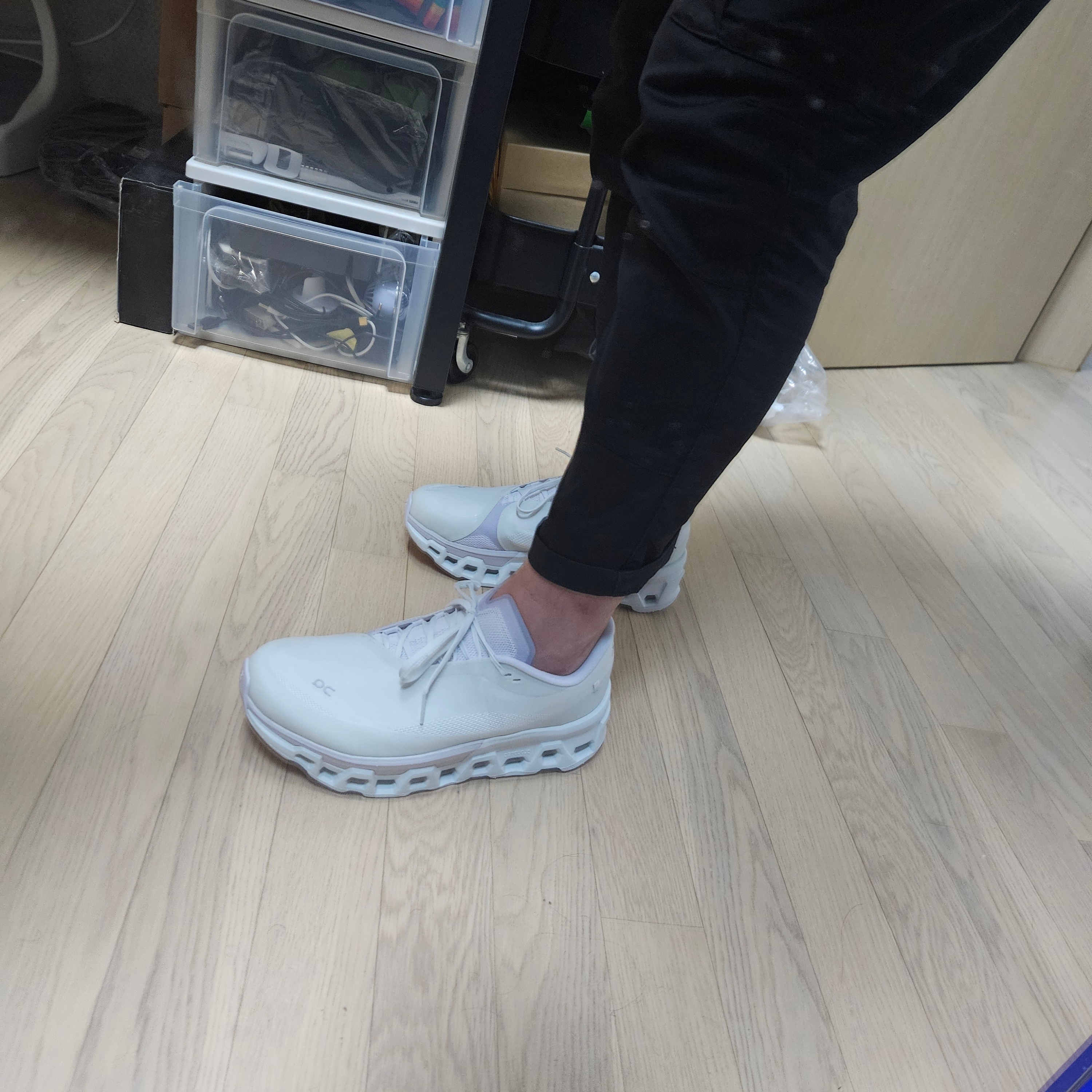 On Running x Post Archive Faction (Paf) Cloudmonster 2 Vapor Frost 착용 스타일 - 3
