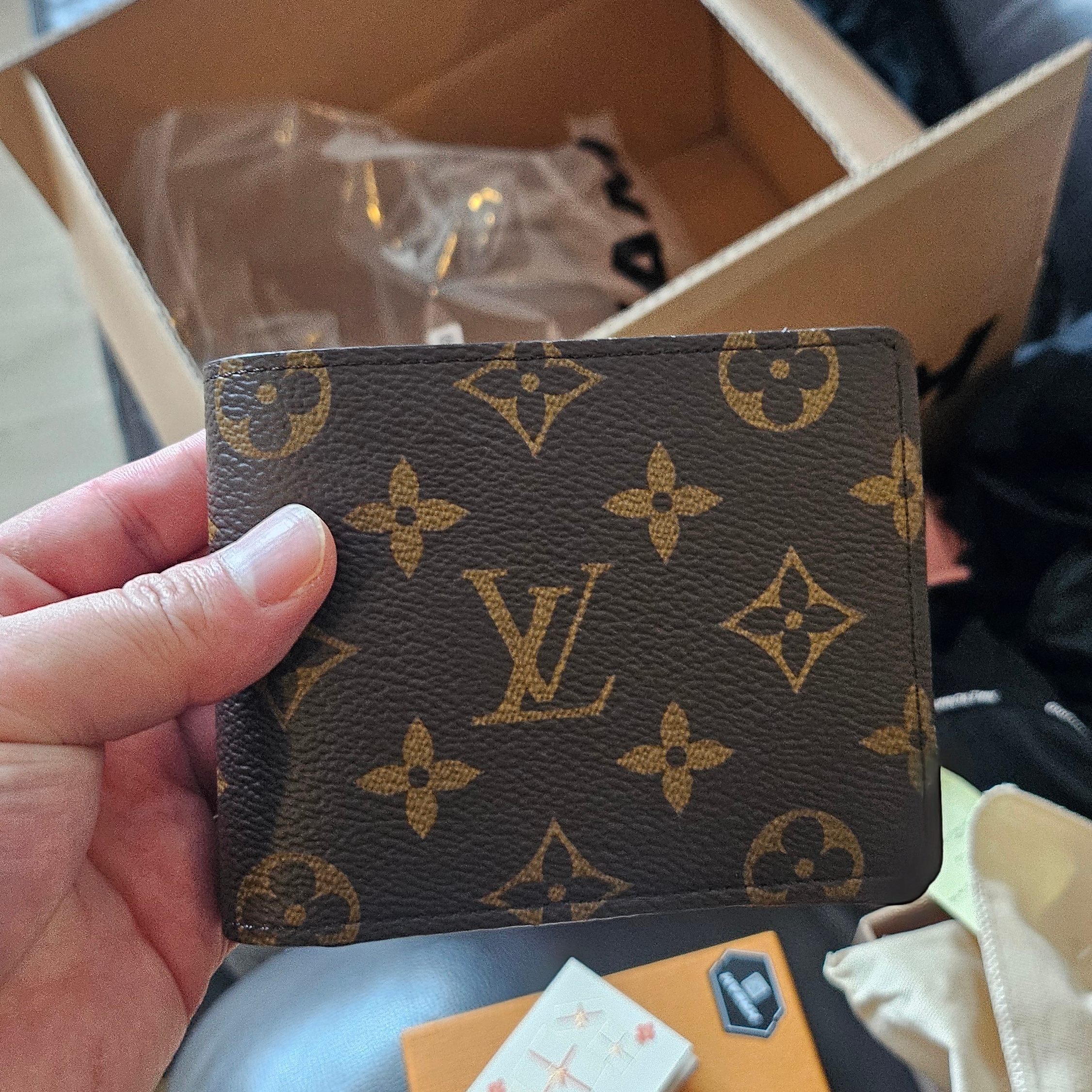Louis Vuitton Multiple Wallet Monogram 착용 스타일