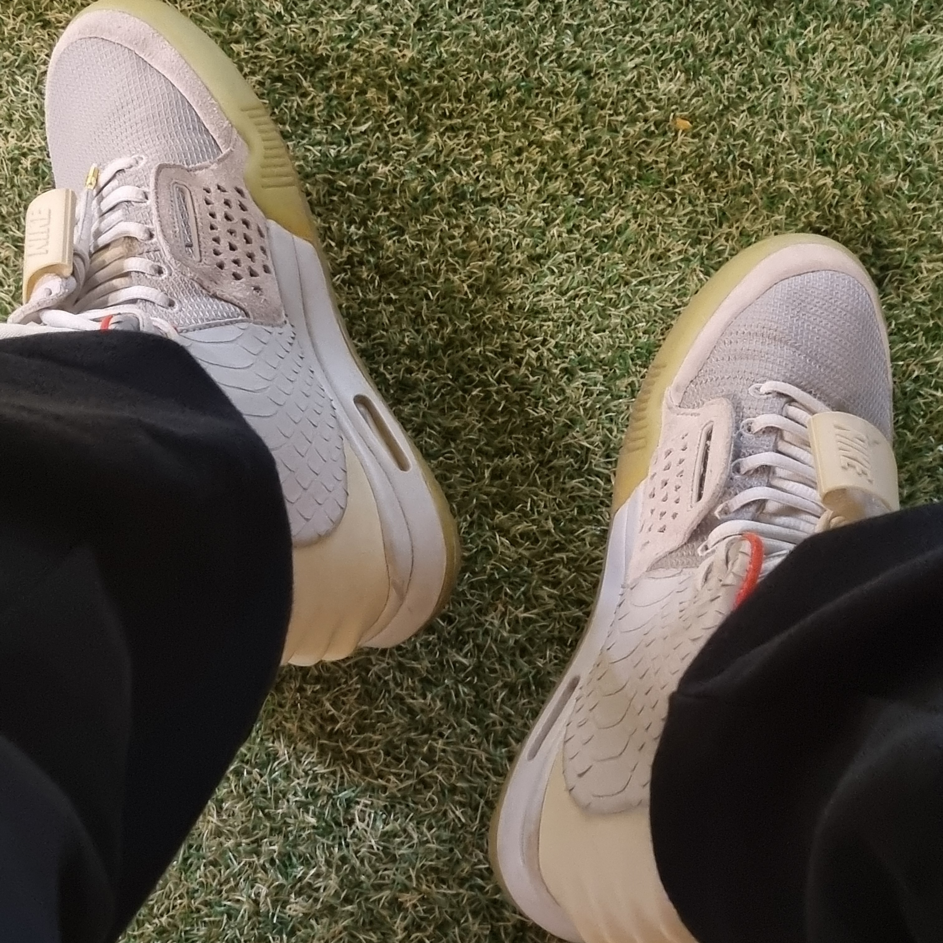 Nike Air Yeezy 2 Pure Platinum 착용 스타일