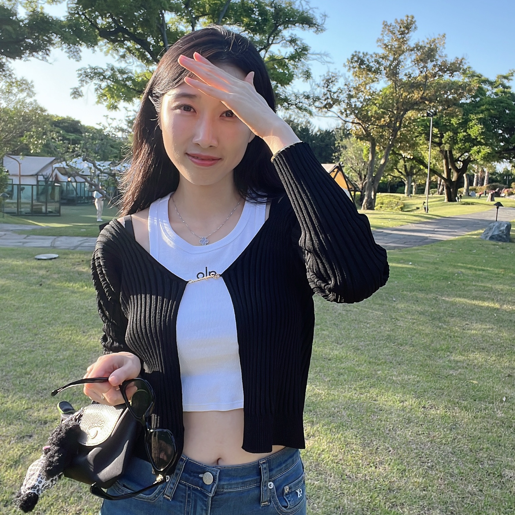 (W) Alo Yoga Aspire Tank Black White, (W) Jacquemus La Maille Pralu Longue Seamless Charm Logo Cardigan Black 착용 스타일 - 2
