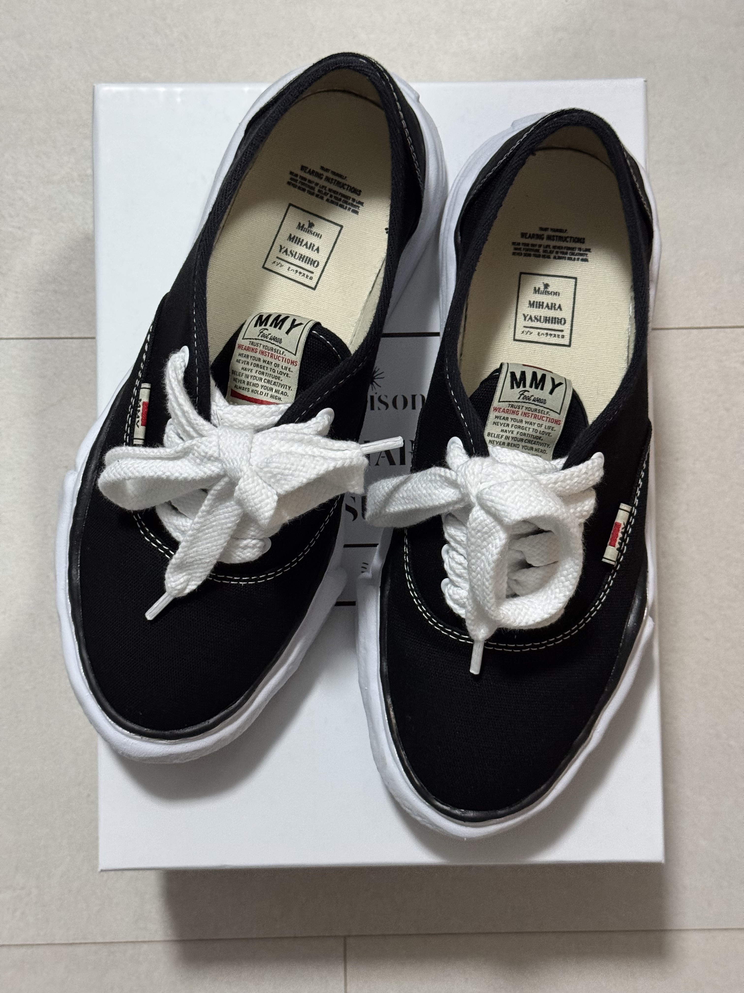 Maison Mihara Yasuhiro Baker OG Sole Canvas Low Cut Sneakers Black 착용 스타일