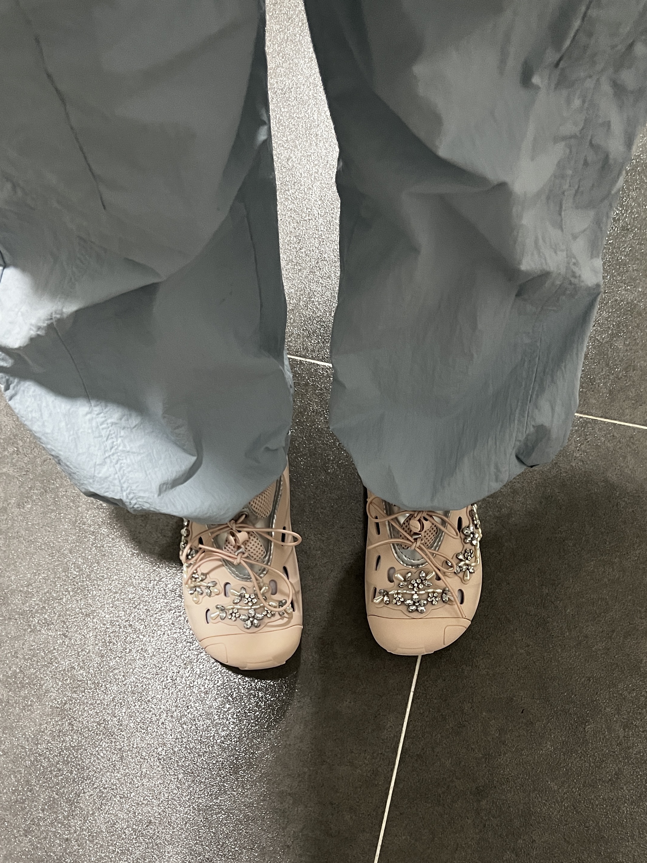 (W) Crocs x Simone Rocha Quick Trail Low Quartz 착용 스타일