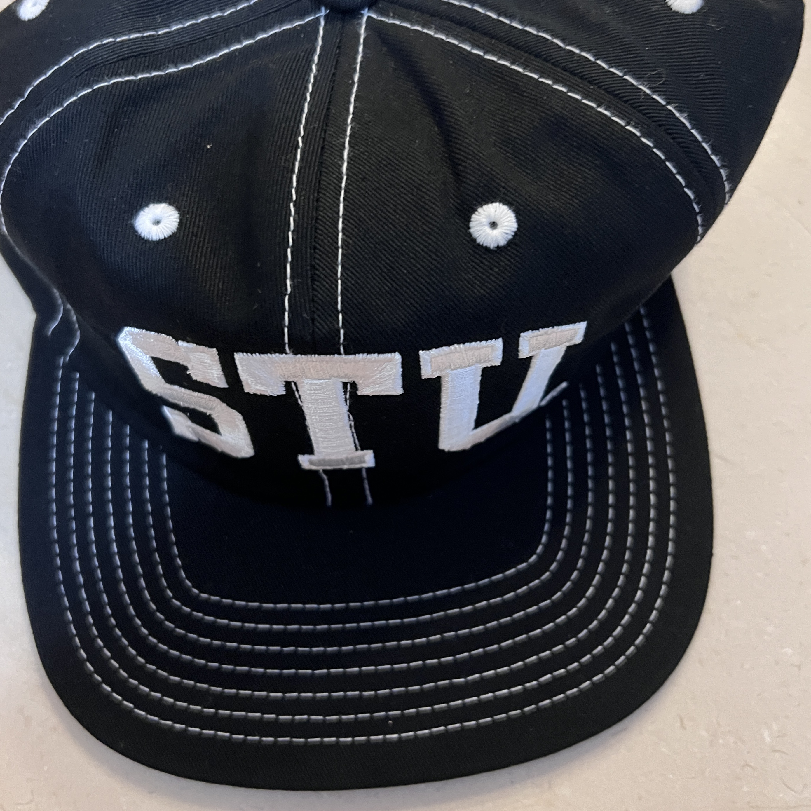 Stussy Mid-Depth Stu Arch Strapback Cap True Black 착용 스타일
