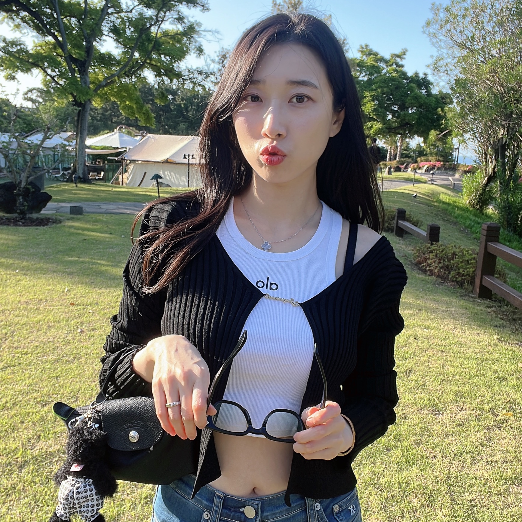 (W) Alo Yoga Aspire Tank Black White, (W) Jacquemus La Maille Pralu Longue Seamless Charm Logo Cardigan Black 착용 스타일 - 4