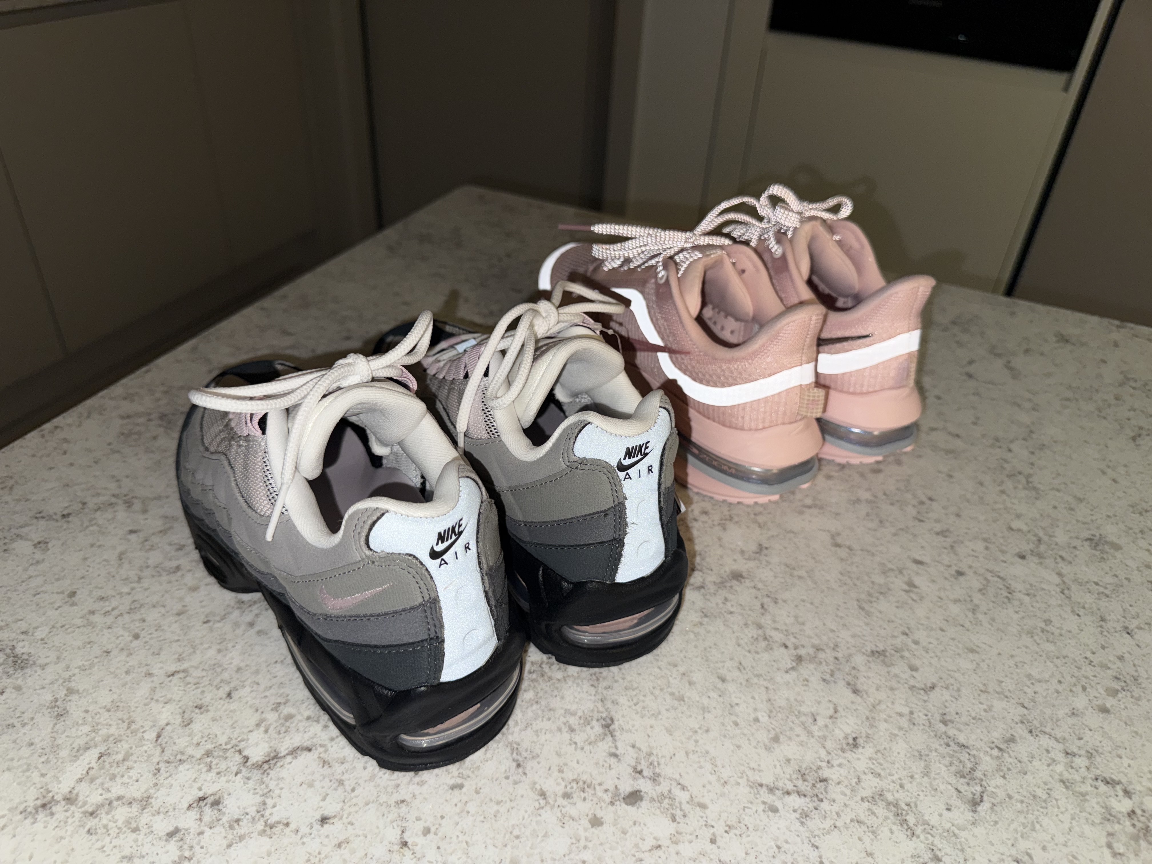 (W) Nike Air Max 95 Pink Foam, (W) Nike Pegasus Premium Atmosphere Metallic Silver 착용 스타일 - 7