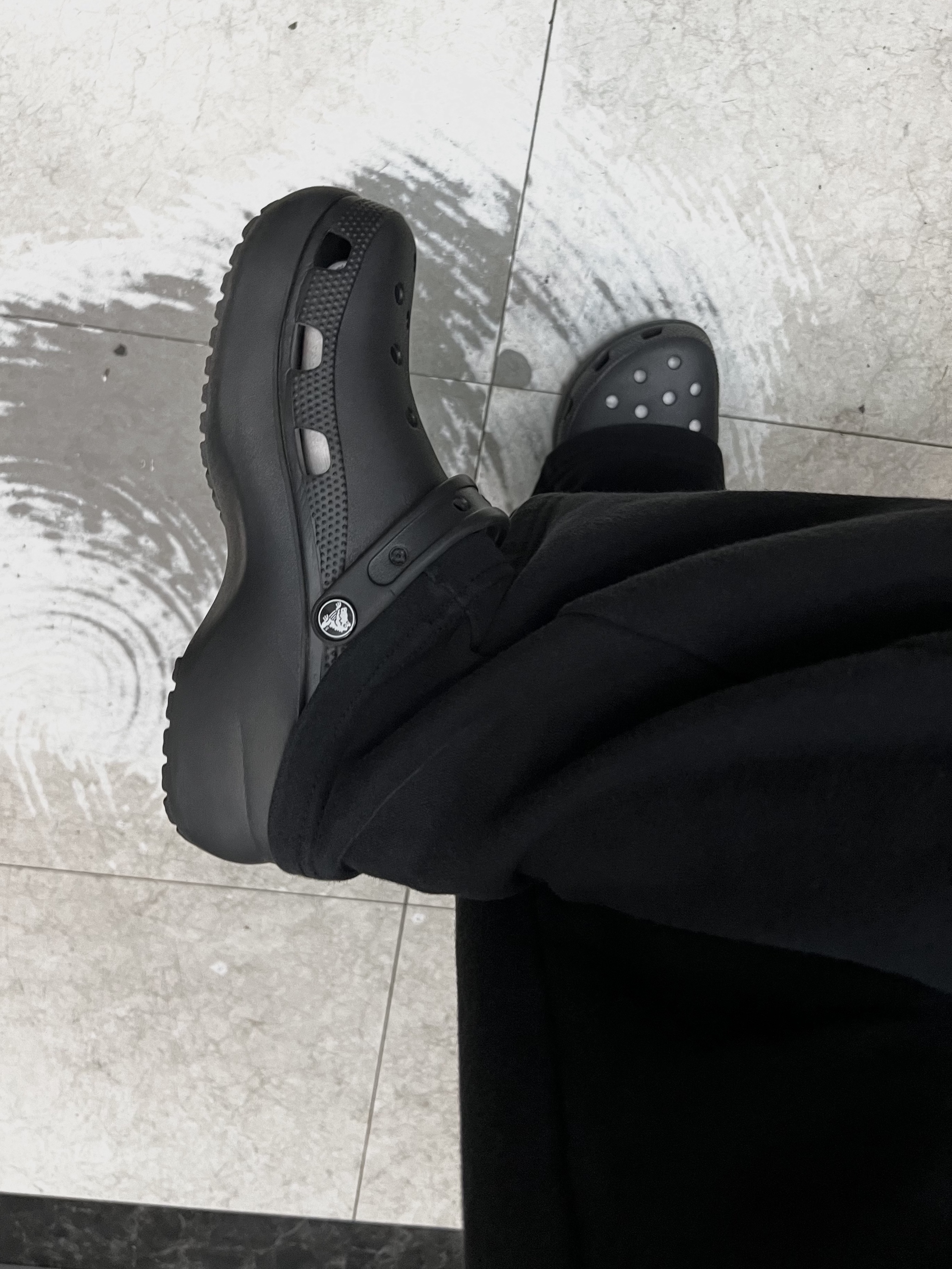 (W) Crocs Classic Platform Clog Black 착용 스타일