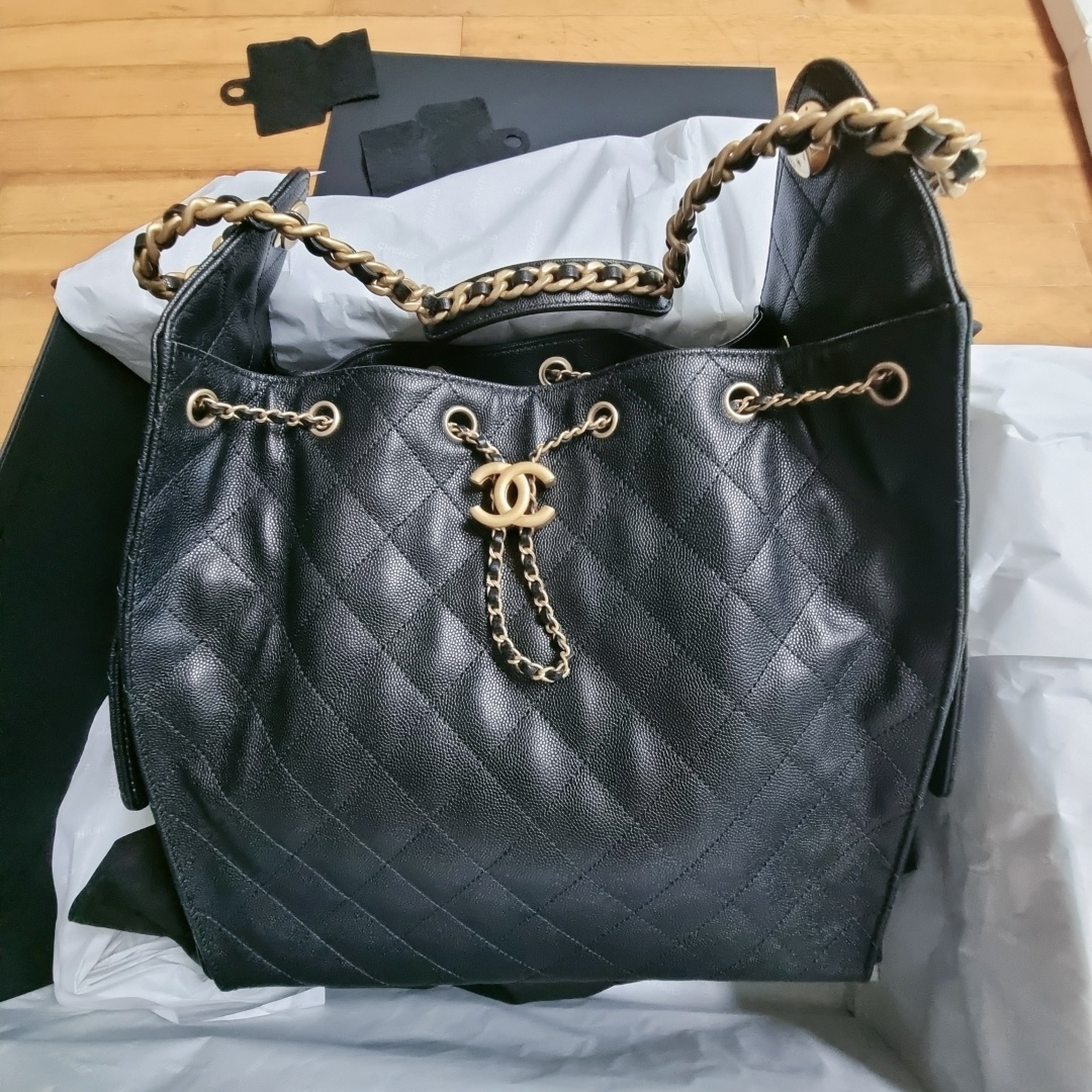 Chanel 25 Medium Handbag Grained Calfskin & Gold Black 착용 스타일