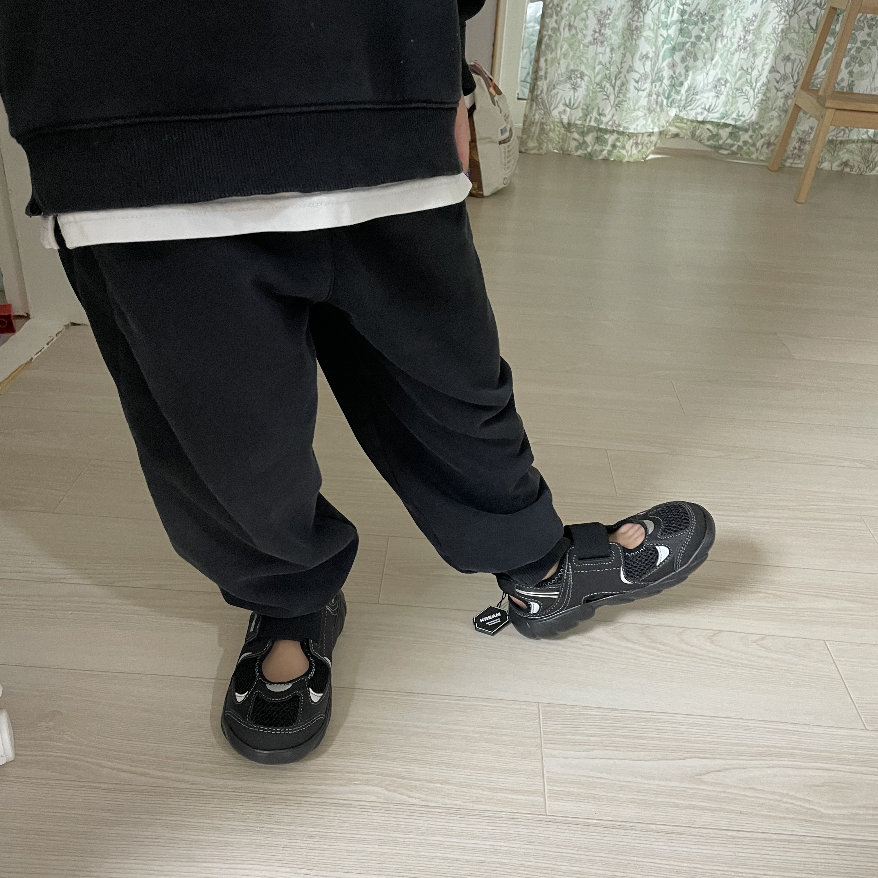 (Kids) New Balance Freedle 920 Sandal Black 착용 스타일