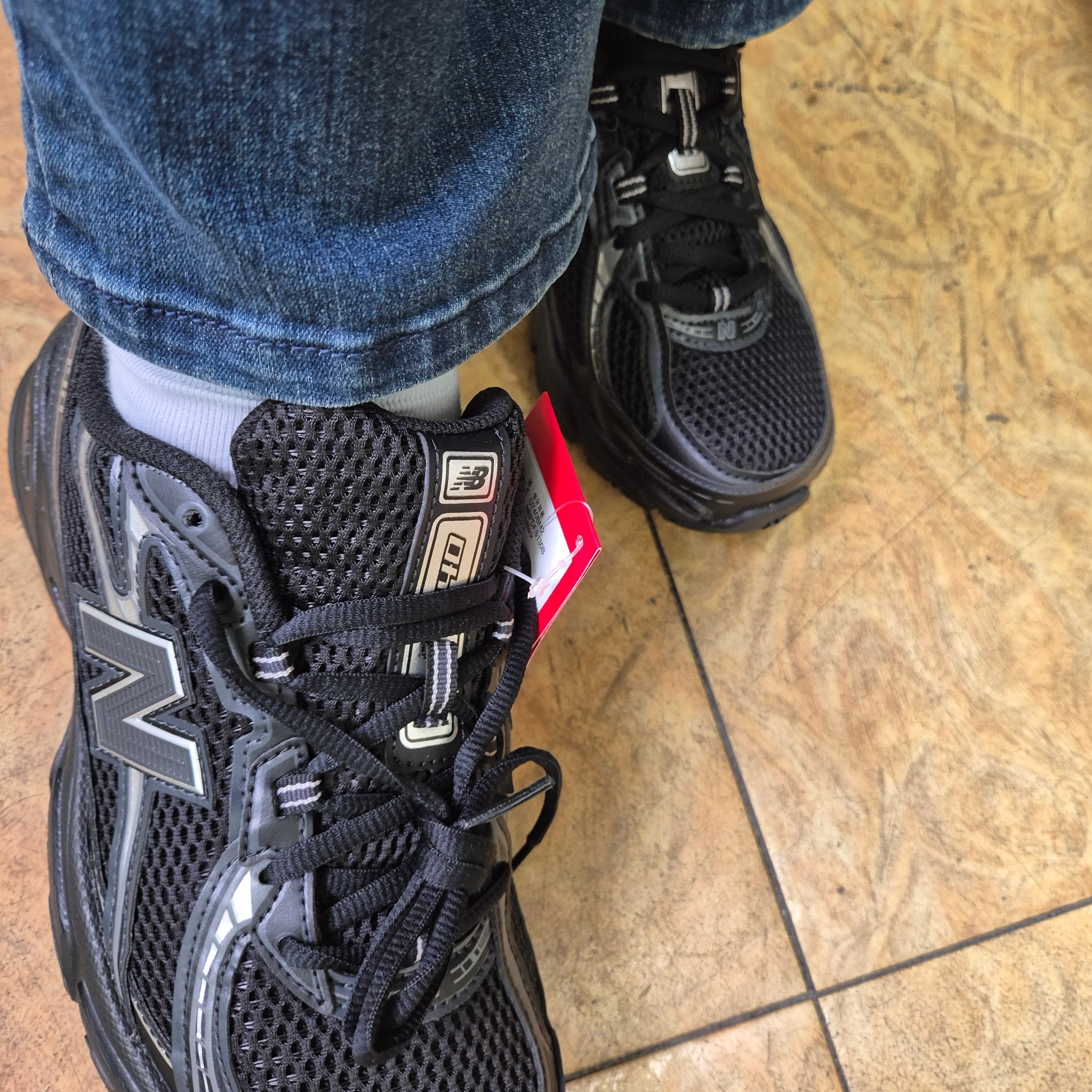New Balance 740v2 Black Silver Metallic 착용 스타일 - 3