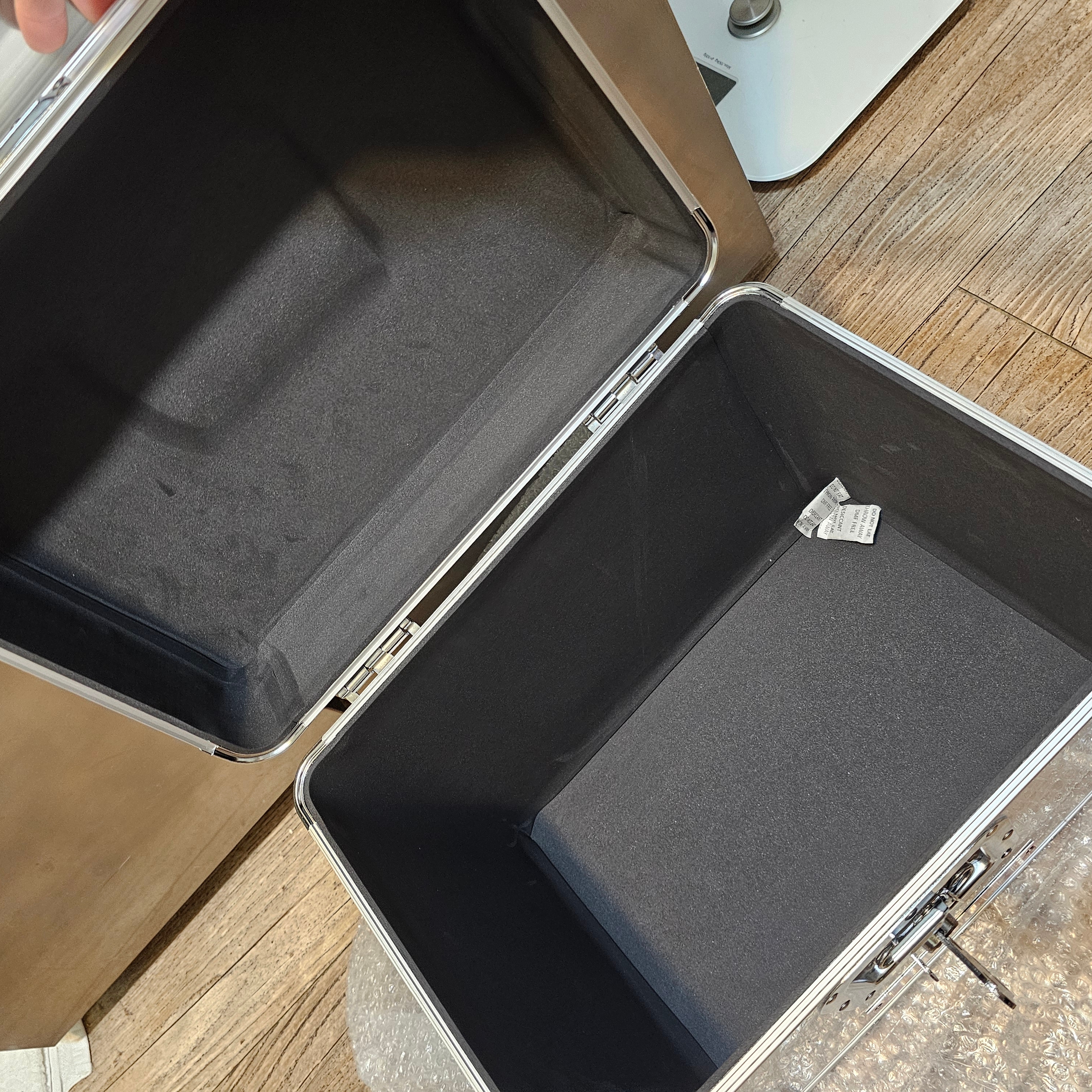 Supreme x Odyssey Record Case White - 25SS 착용 스타일 - 3