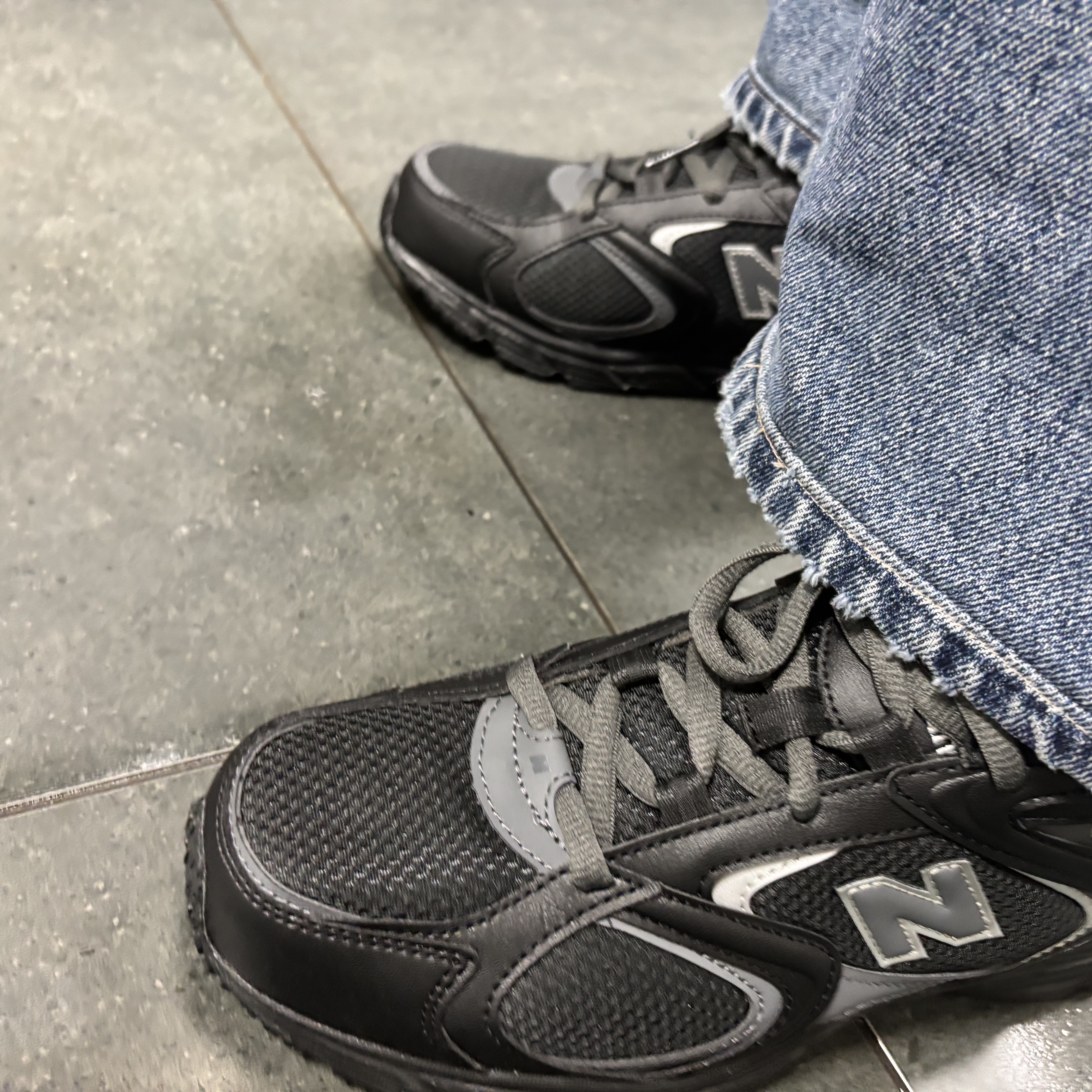 New Balance 408 Black 착용 스타일