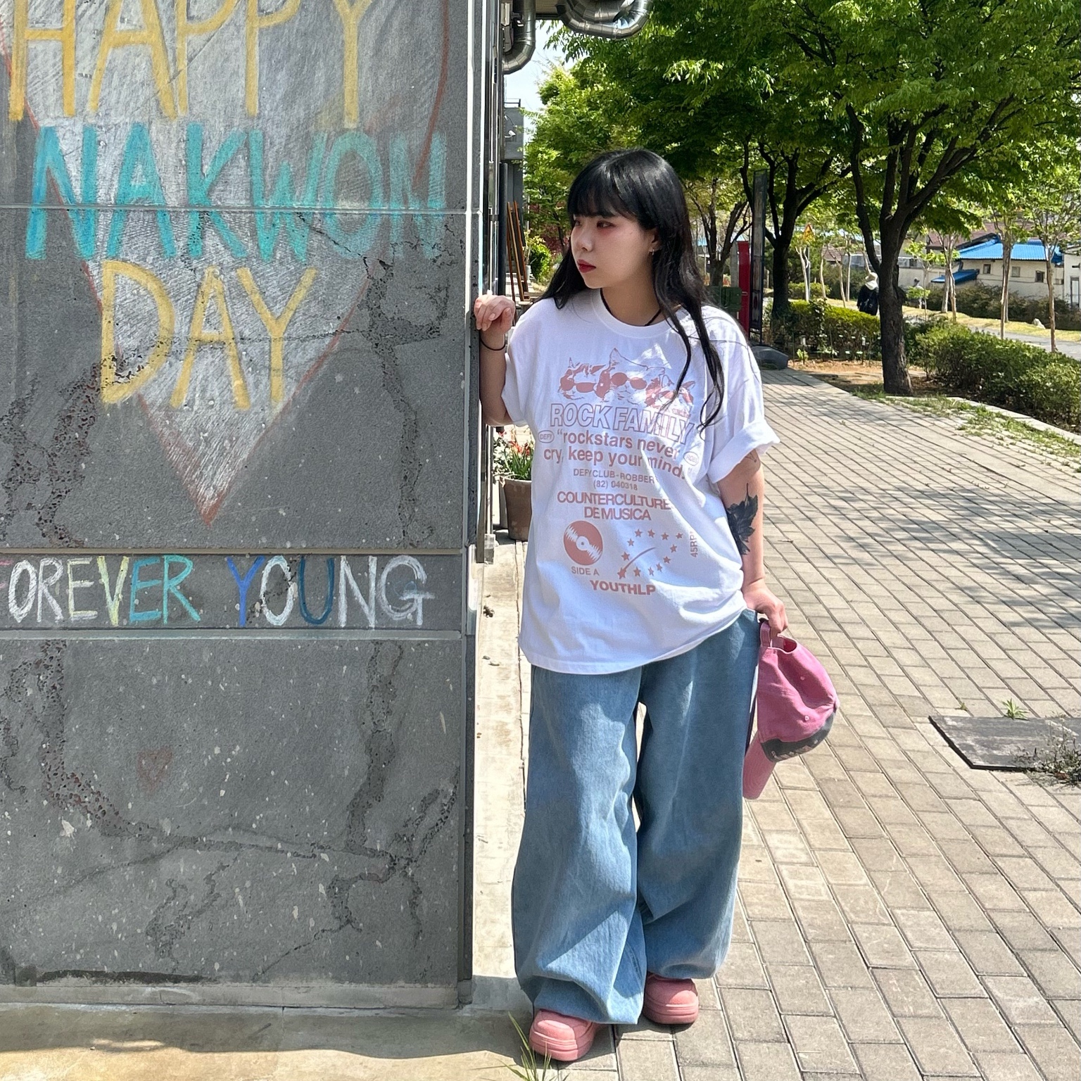 DEFYCLUBROBBERS Rock Family T-shirt Indi Pink 착용 스타일 - 3