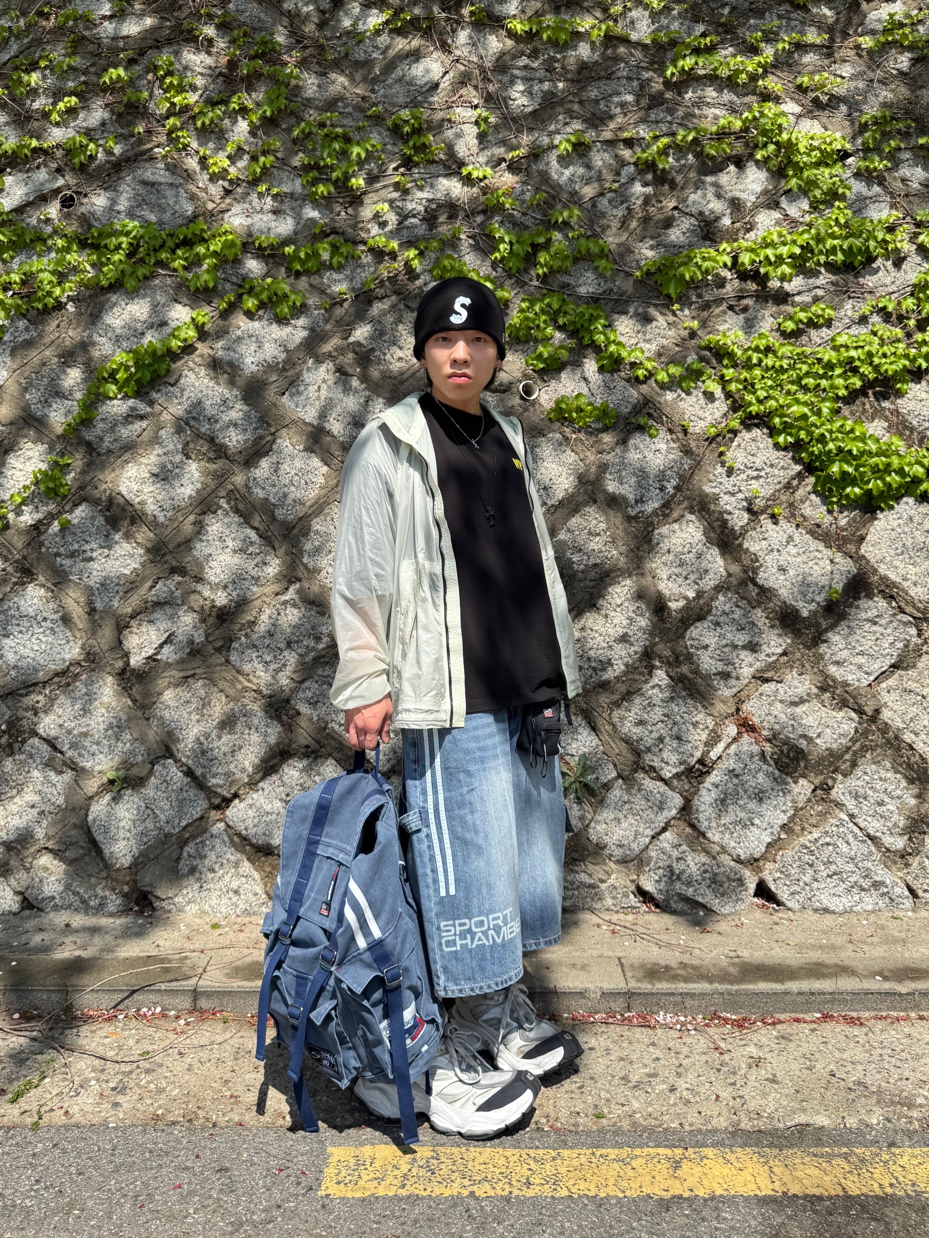 발렌시아가 카고 스니커즈 화이트 그레이, 스포츠챔버 SC 스포티 럭색 네이비 착용 스타일 - 6