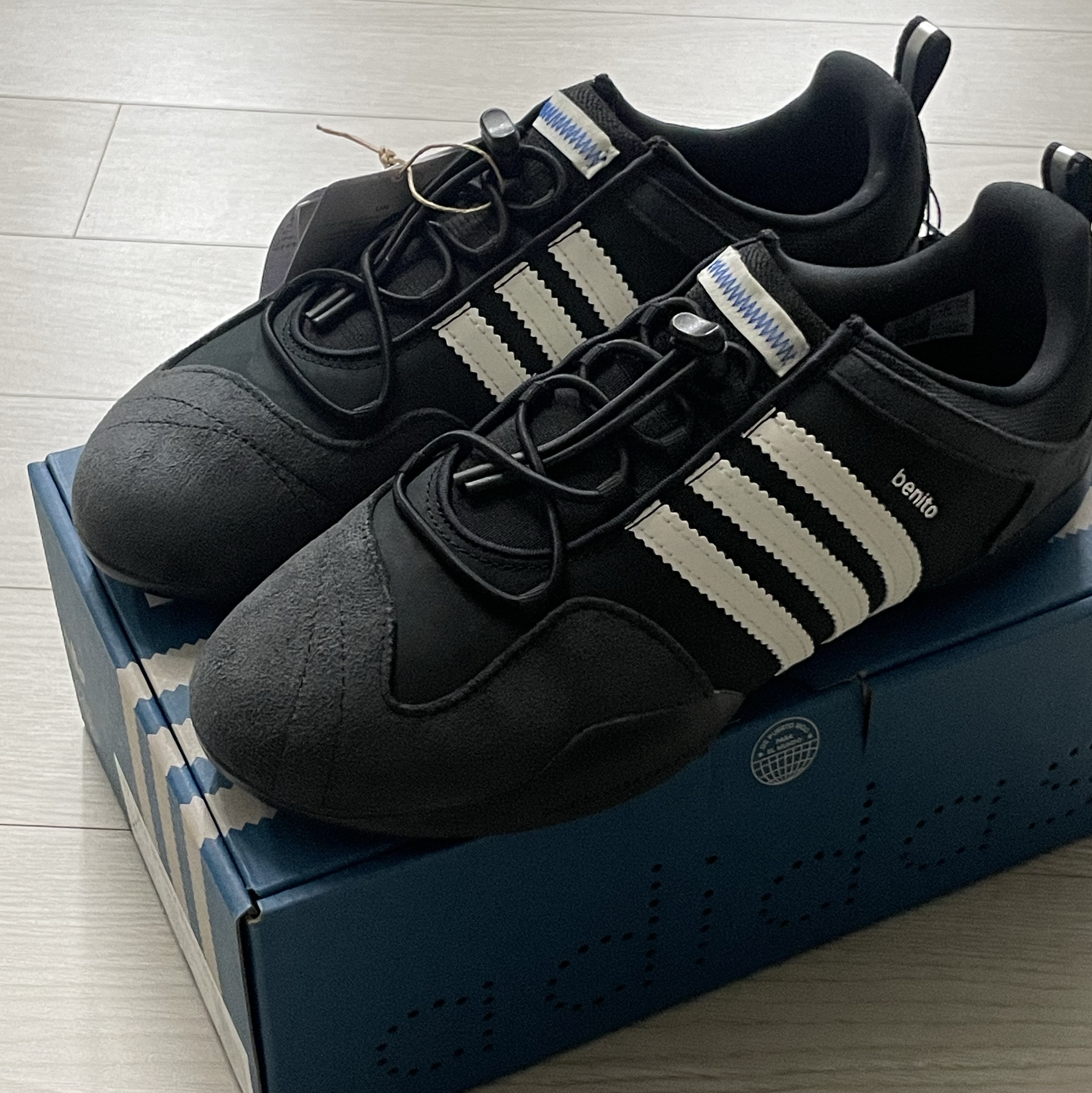 Adidas x Bad Bunny Ballerina Core Black Chalk White 착용 스타일 - 1