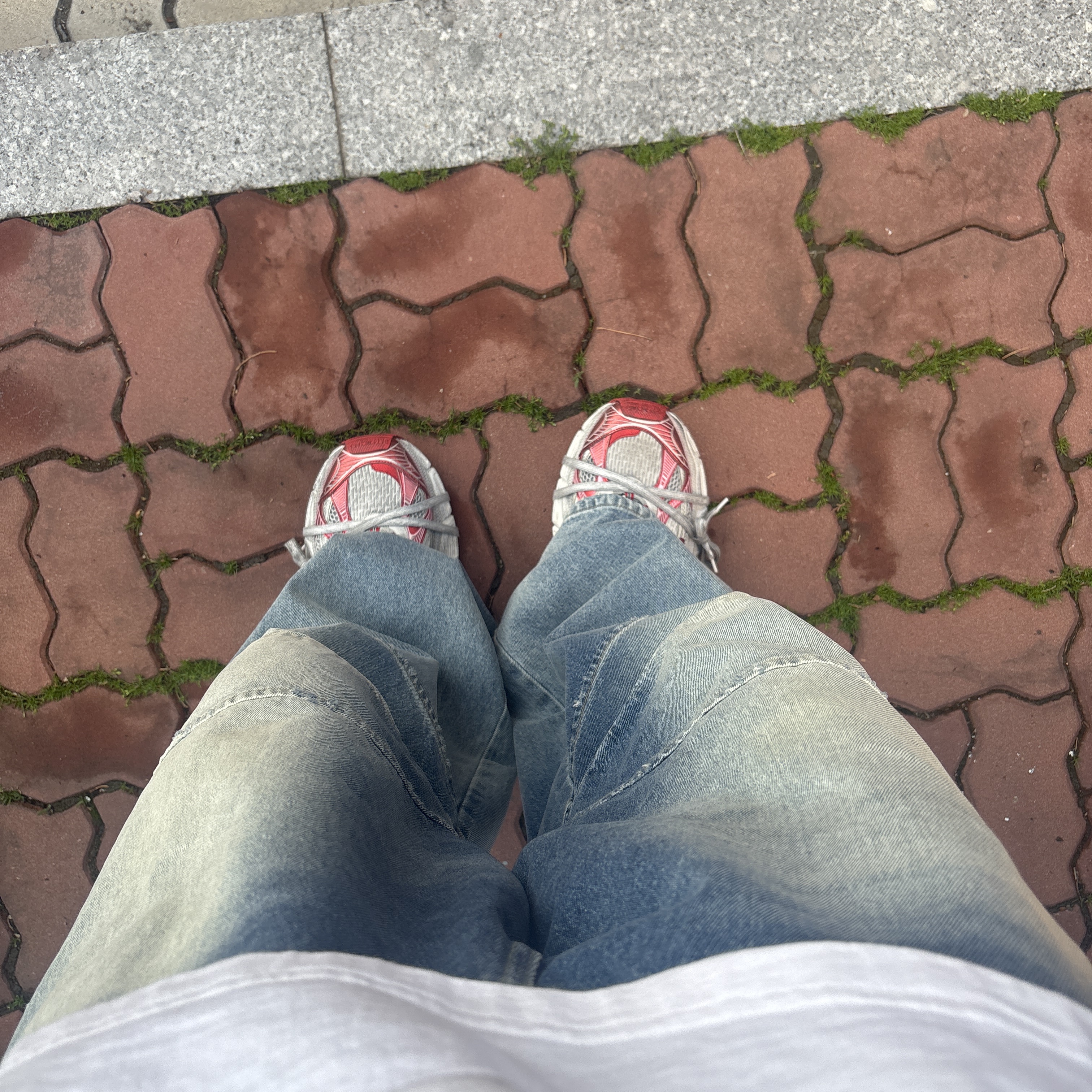 Balenciaga 3XL Sneakers White Red 착용 스타일