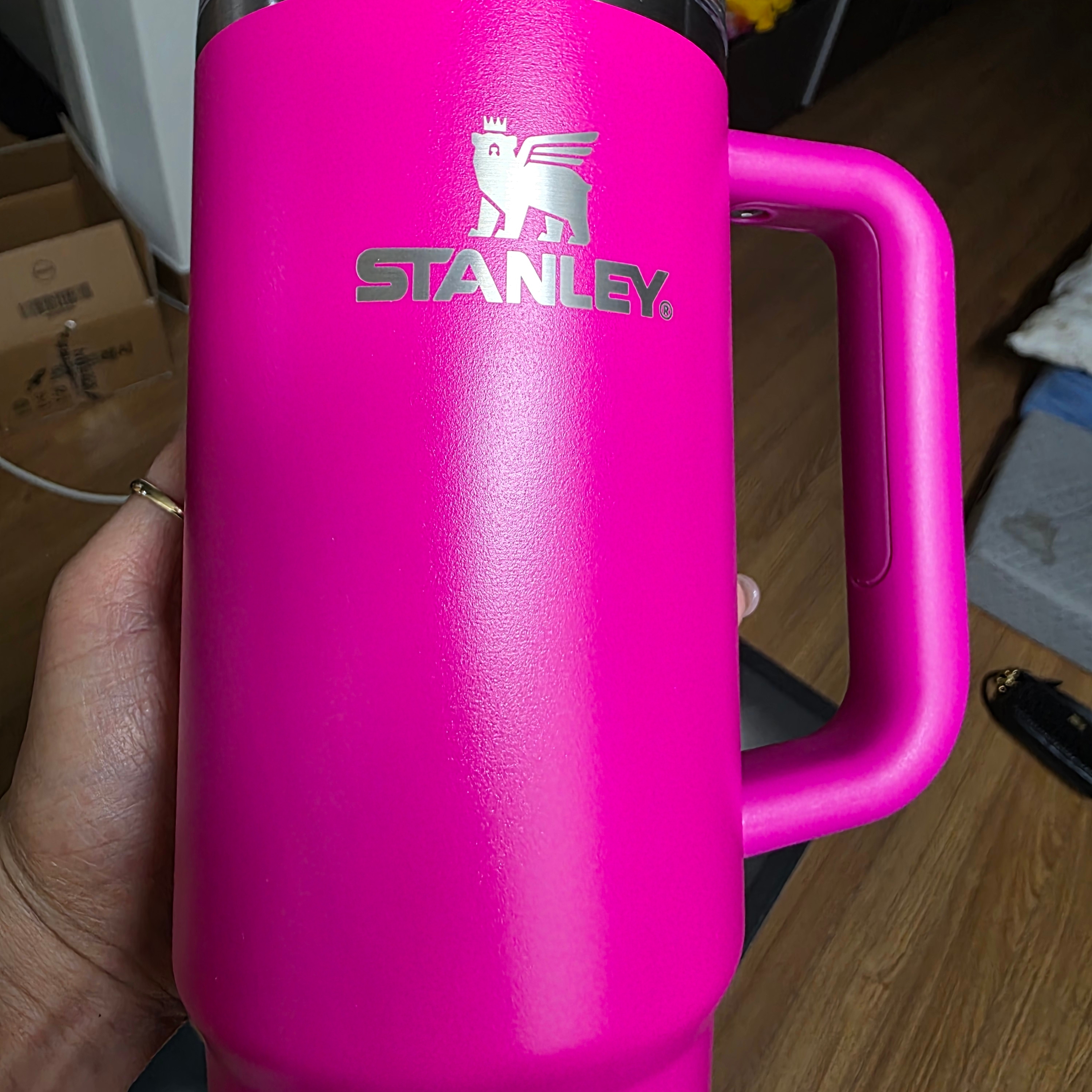 Stanley The Quencher H2.0 FlowState Tumbler 887ml Camelia 착용 스타일