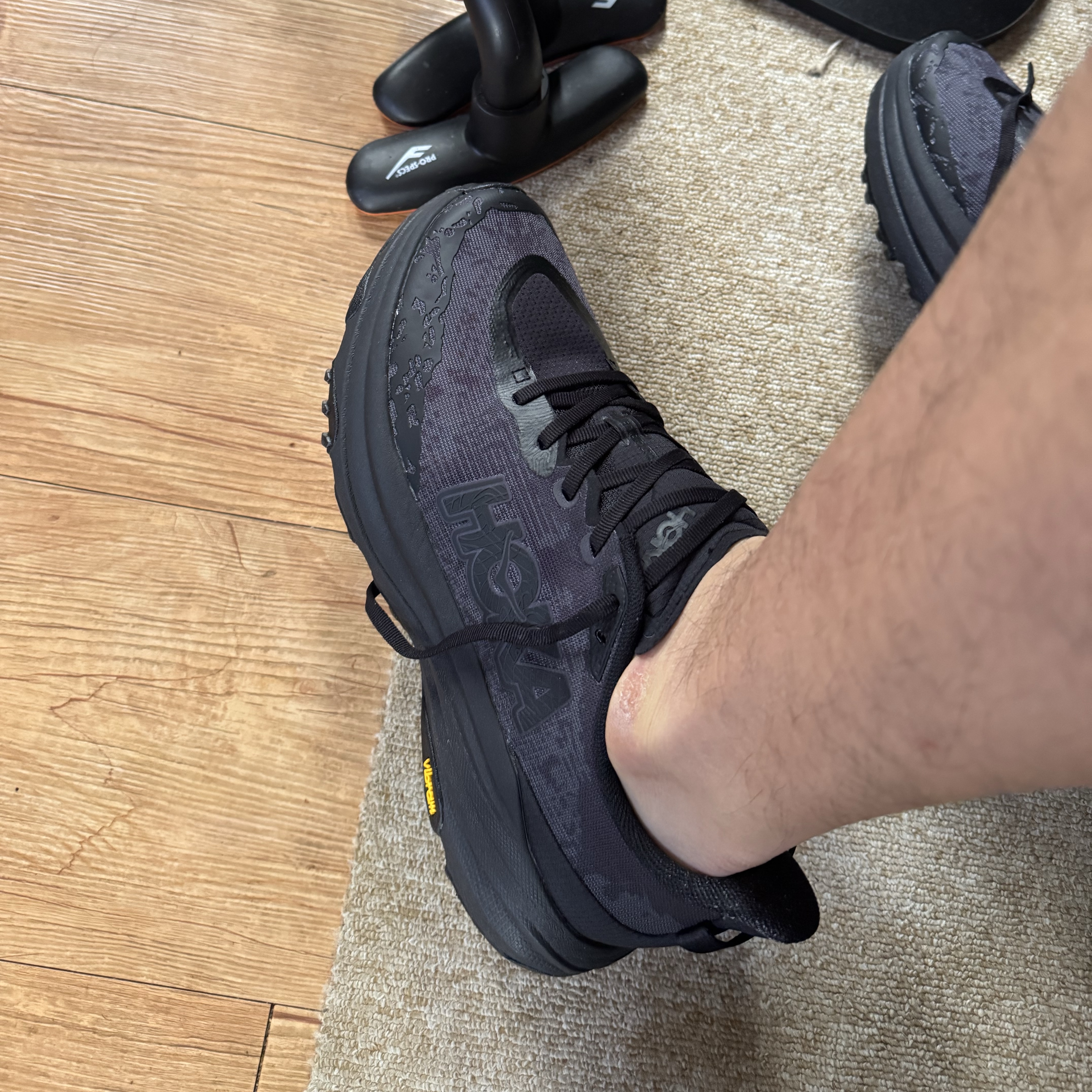Hoka Speedgoat 6 Black 착용 스타일 - 3