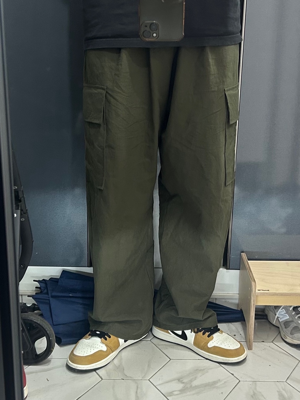 Jordan 1 Low OG Sail and Golden Harvest 착용 스타일 - 2