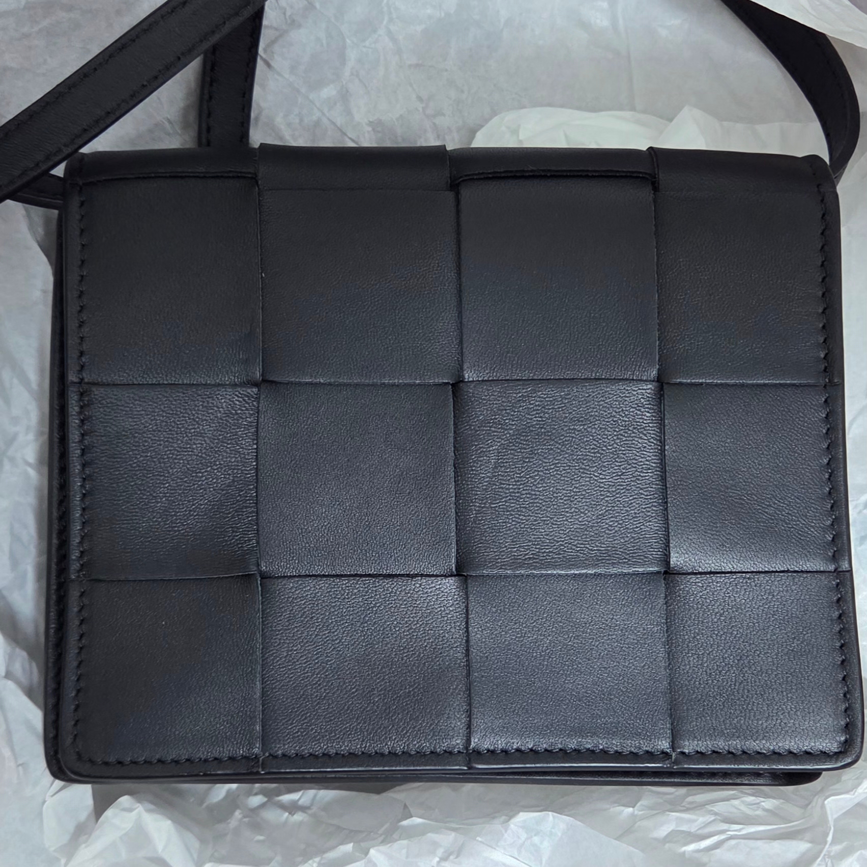 Bottega Veneta Mini Cassette Shoulder Bag Black 착용 스타일