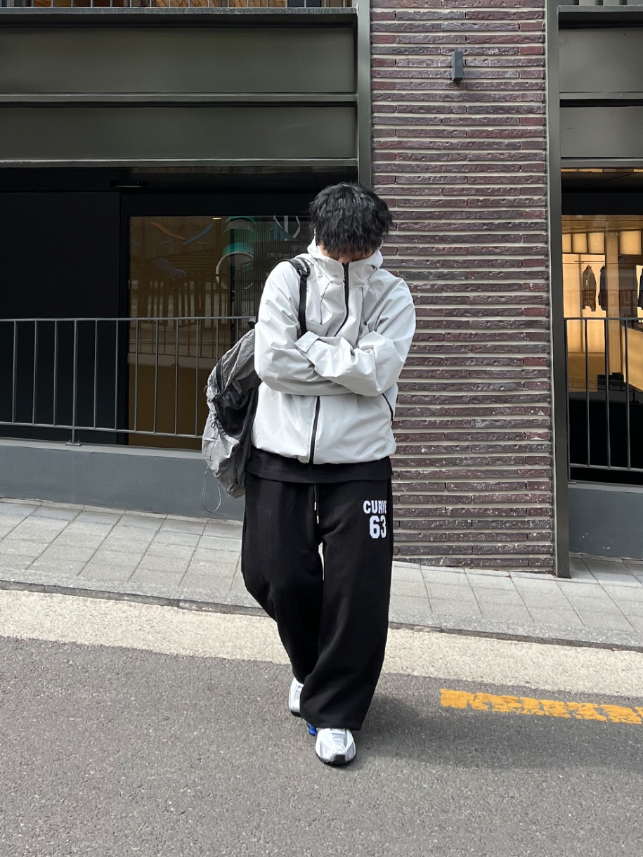 Nike Shox R4 White Racer Blue 착용 스타일 - 1