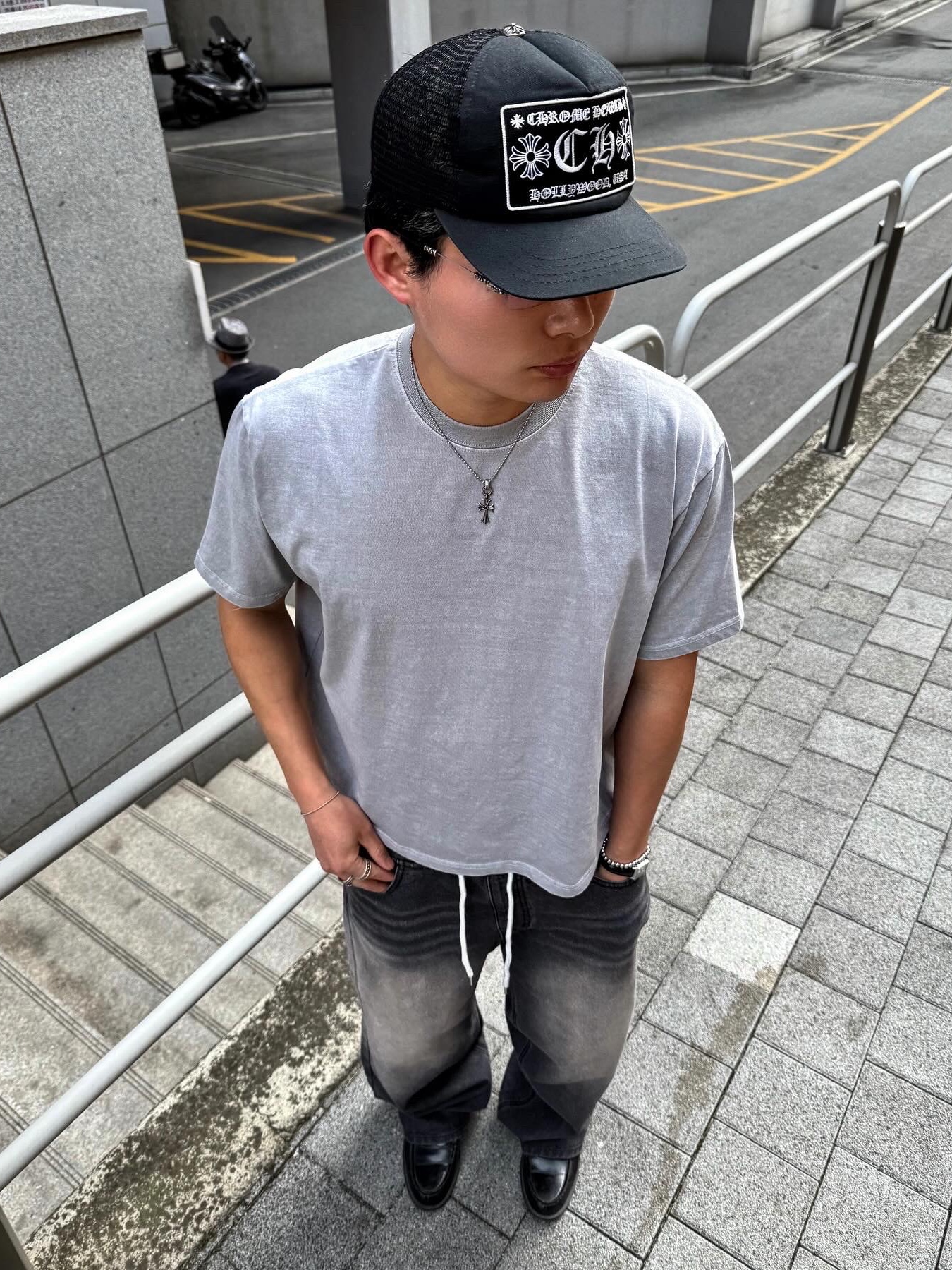 Chrome Hearts CH Hollywood Trucker Hat Black, Chrome Hearts Pills III Shiny Silver Black Plastic 착용 스타일 - 9