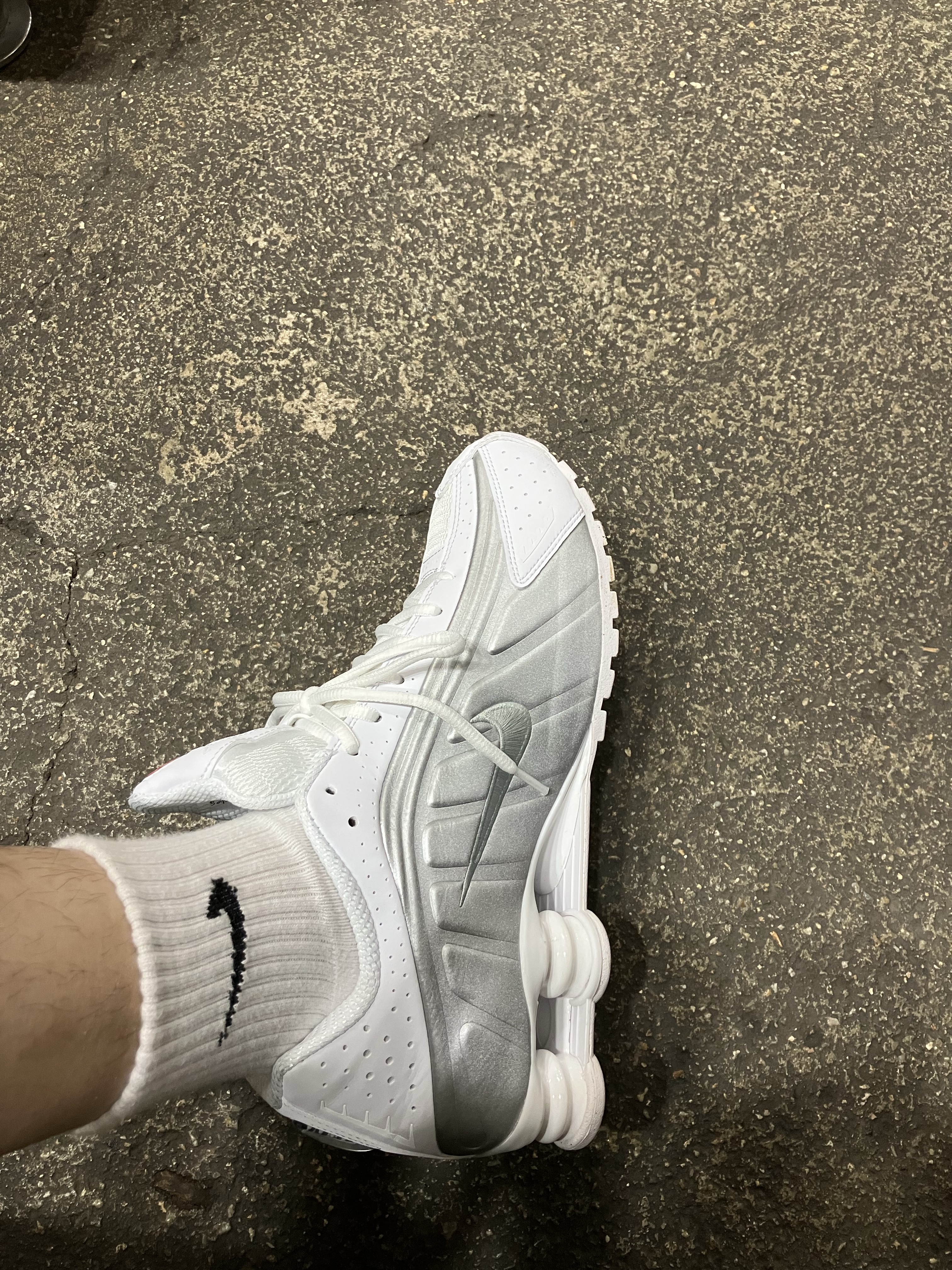 Nike Shox R4 White Bright Crimson 착용 스타일