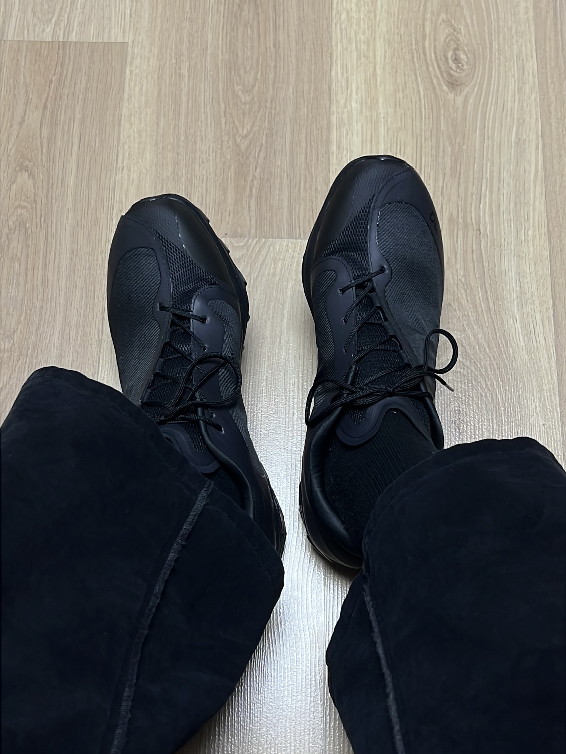 On Running x Post Archive Faction (Paf) Cloudventure Peak All Black 착용 스타일 - 2