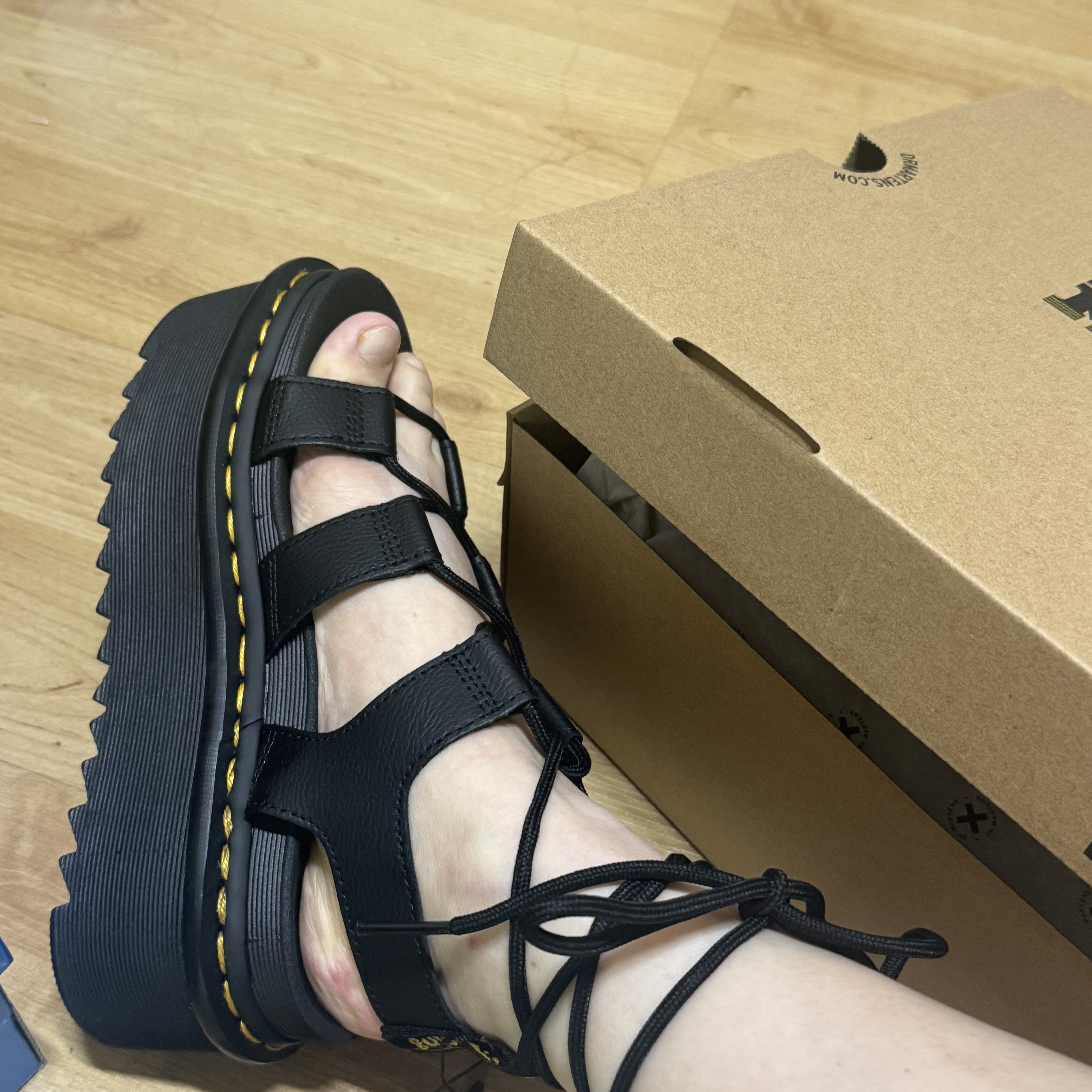 Dr. Martens Women Nartilla Athena Leather Gladiator Platform Sandals Black 착용 스타일 - 2