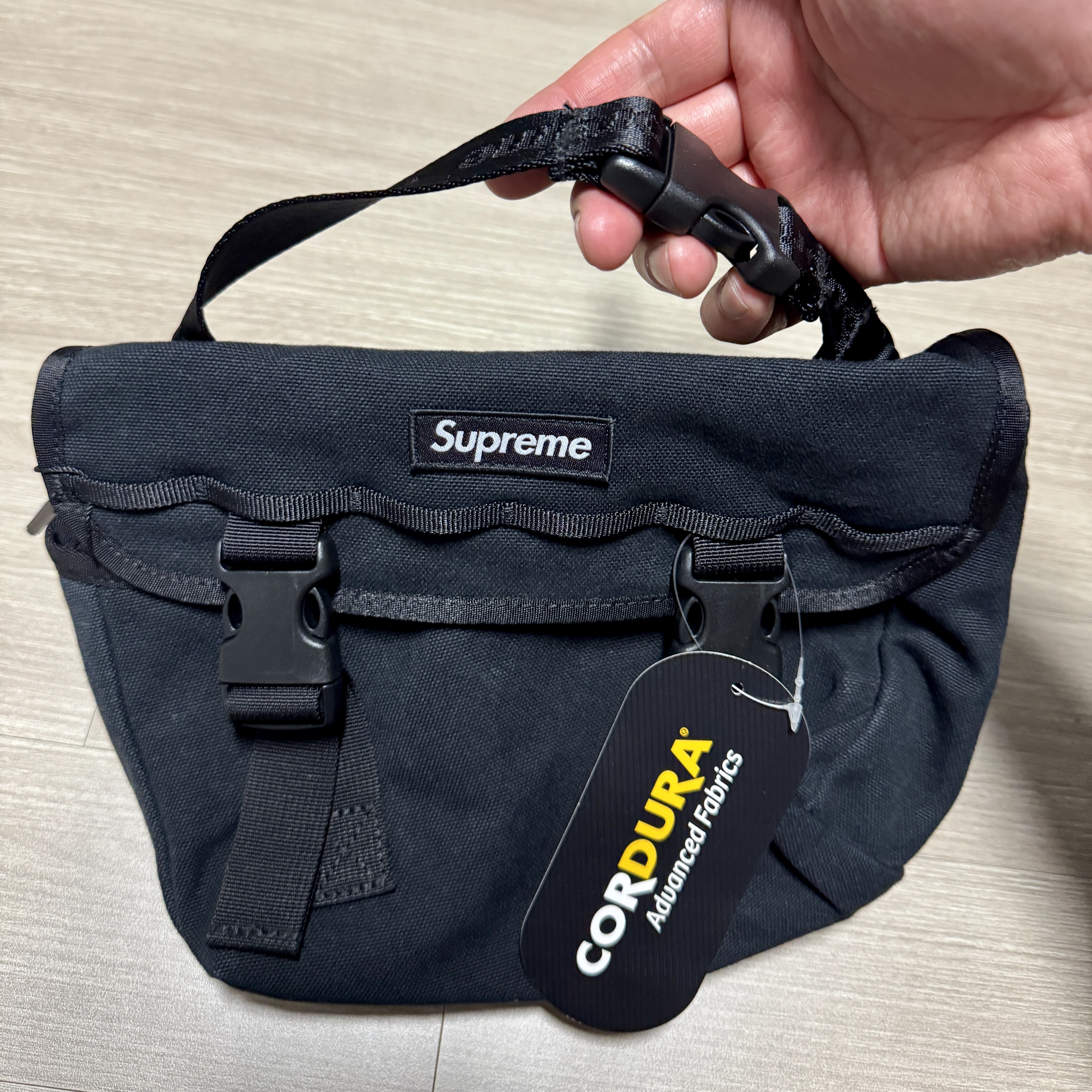 Supreme Mini Messenger Bag Black - 25SS 착용 스타일 - 1