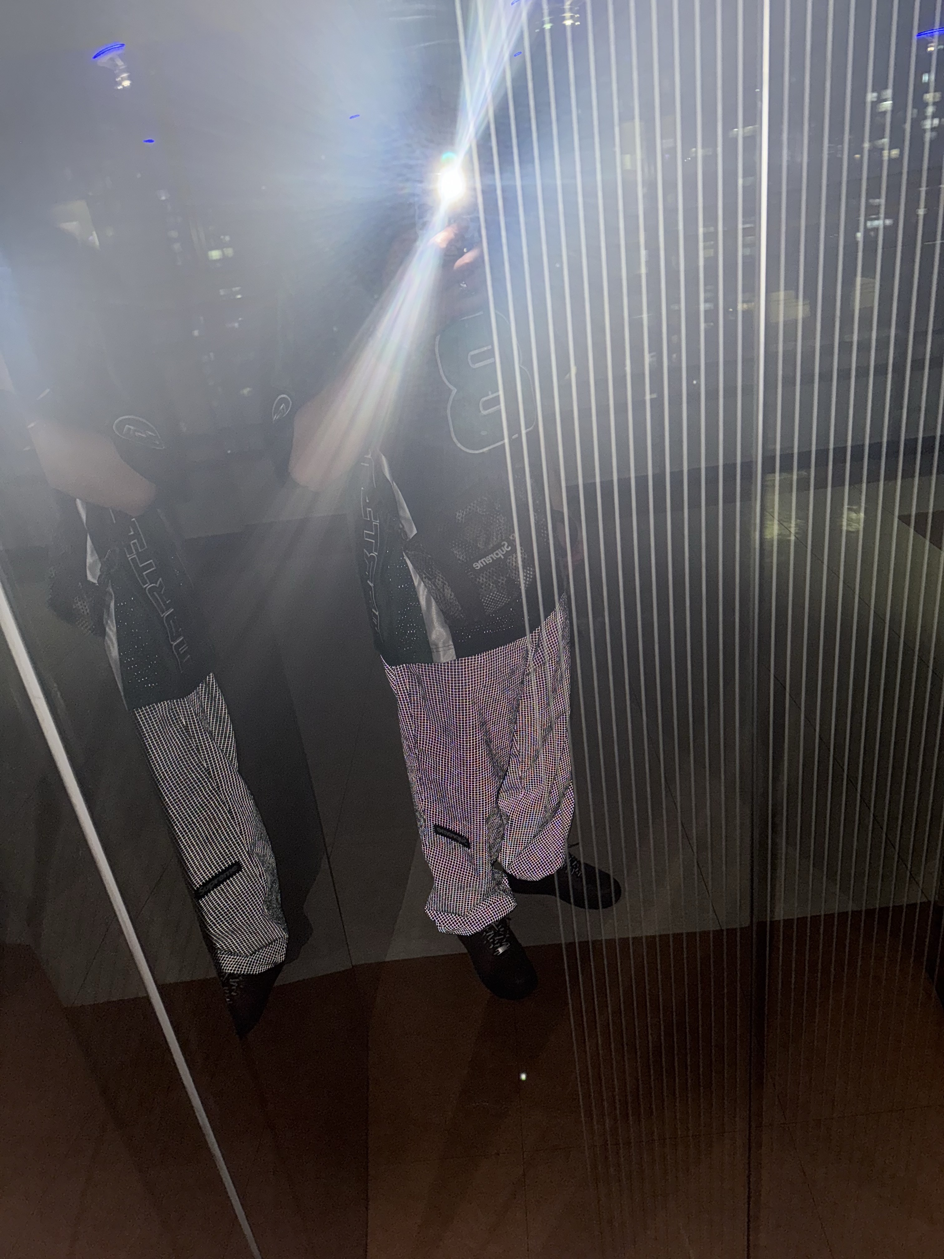 Supreme Mesh Mini Duffle Bag Truetimber Kanati Camo - 25SS, Supreme Reflective Ripstop Track Pant Black - 25SS 착용 스타일