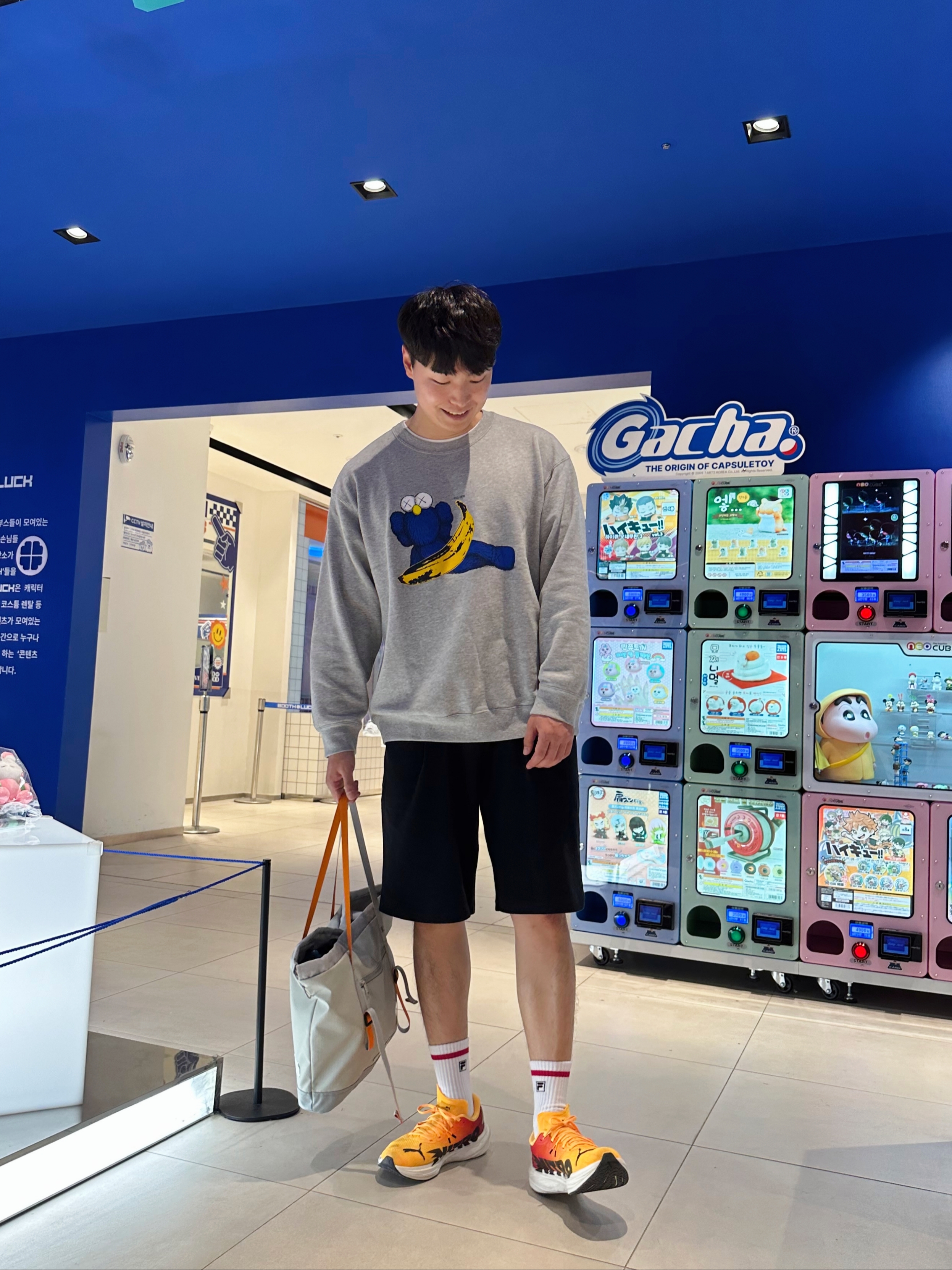Uniqlo UT x Kaws x Warhol Sweatshirt Heather Gray, Puma Deviate Nitro 3 Fade Sun Stream Sunset Glow 착용 스타일