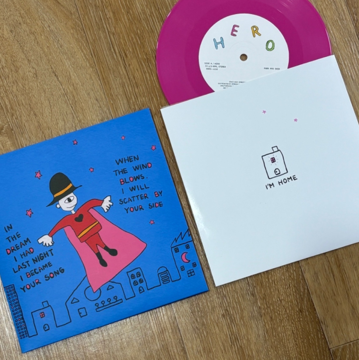 Park Hyo Shin 'HERO' 7" Vinyl (Pink Vinyl) 착용 스타일