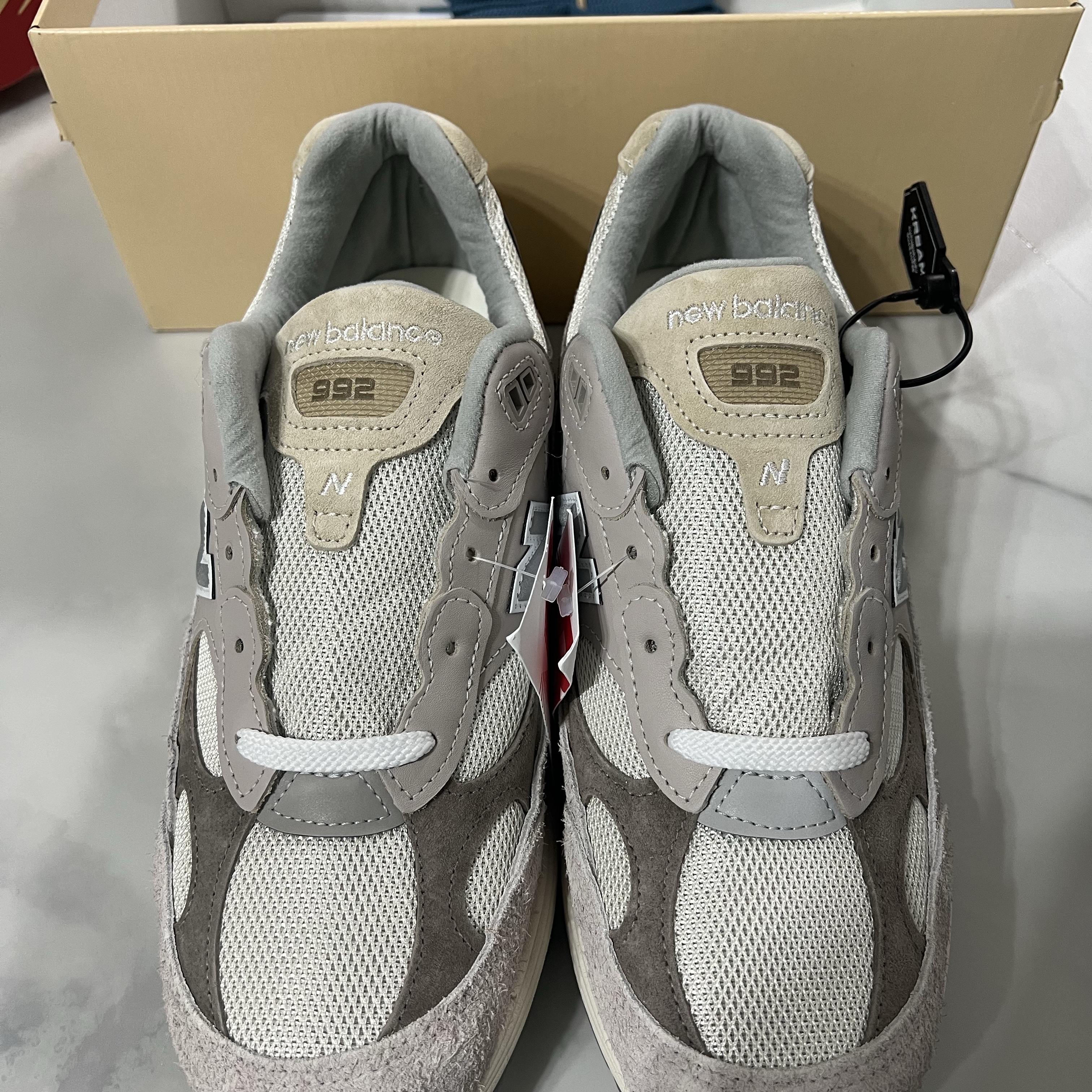 New Balance 992 Made in USA Moonrock Mushroom 착용 스타일 - 1