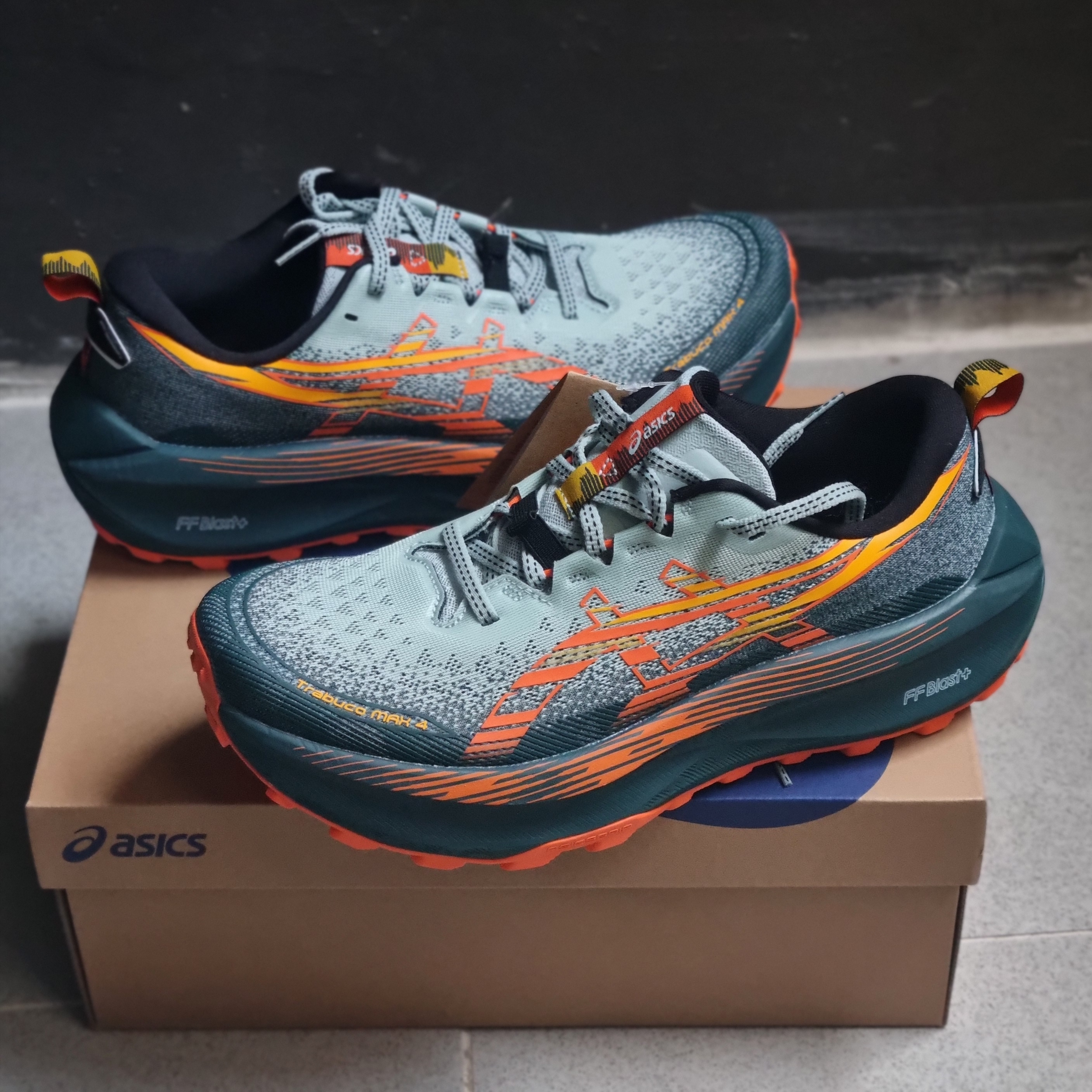 Asics Trabuco Max 3 Black Smoke Blue, Asics Trabuco Max 4 Cold Moss Nova Orange 착용 스타일