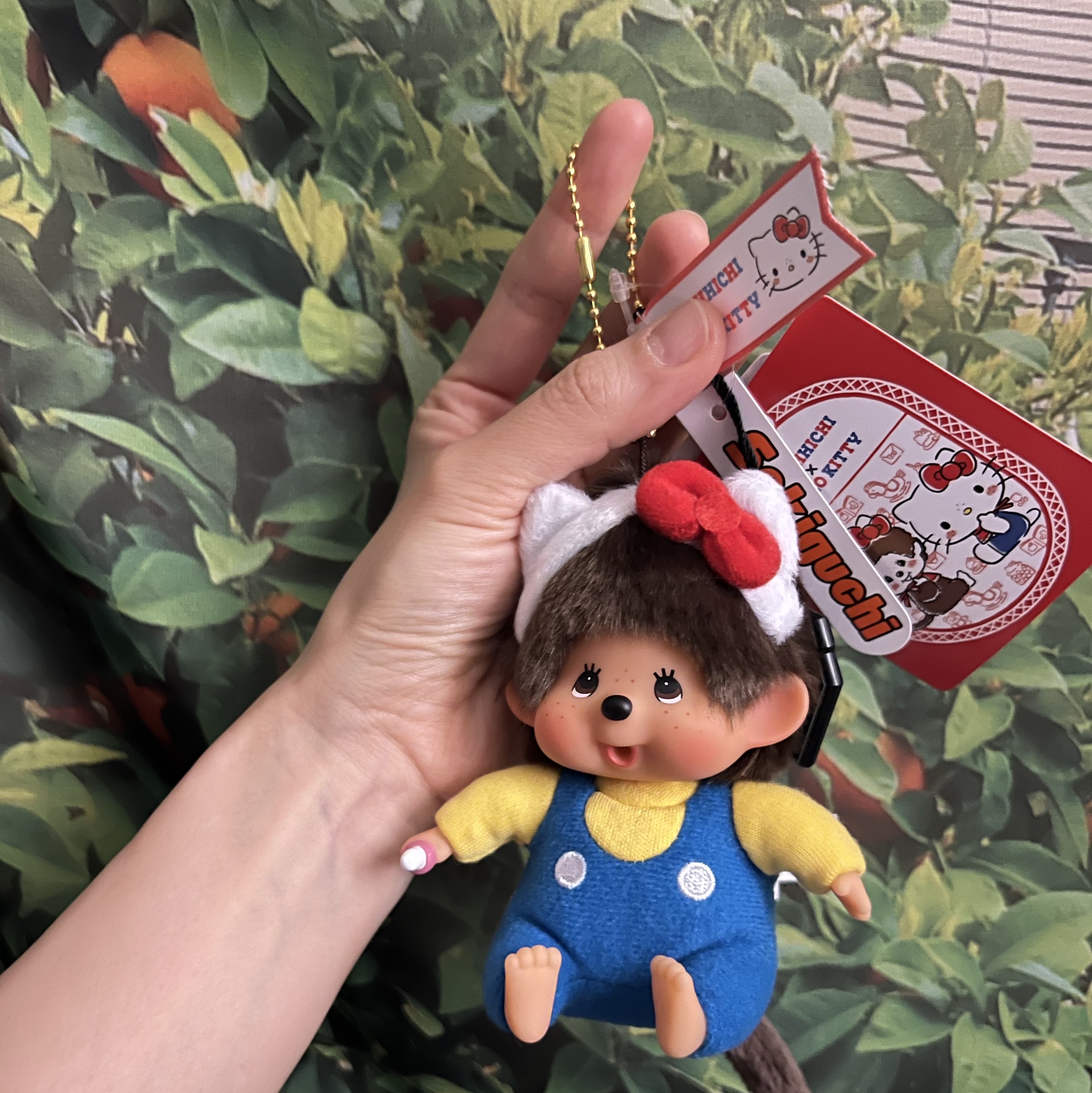 Sanrio Hello Kitty x Monchhichi 50th Anniversary Monchhichi Holder 착용 스타일