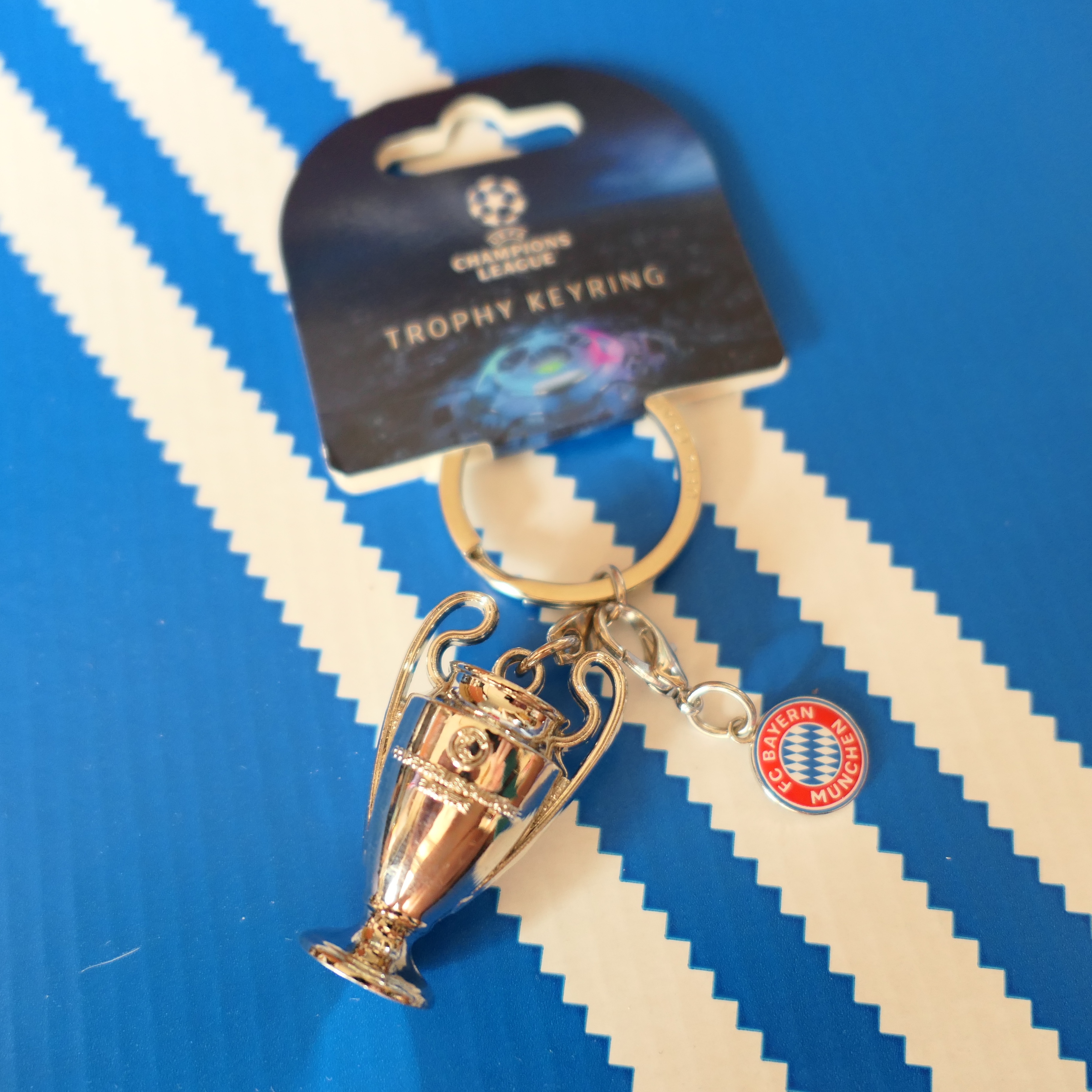 Over The Pitch FCB Keyring UCL Trophy 착용 스타일 - 1