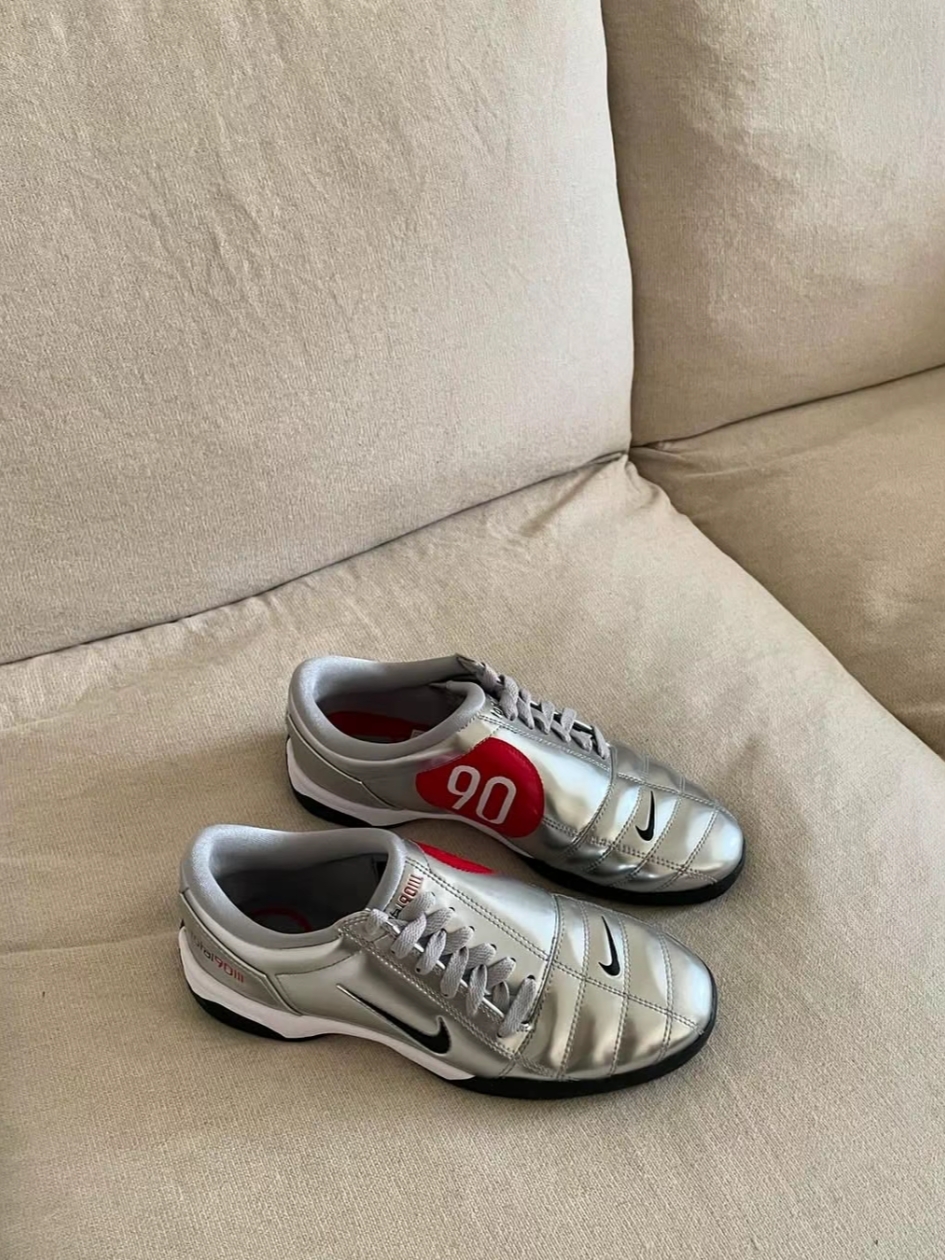 Nike Total 90 III SP Metallic Silver and Black 착용 스타일