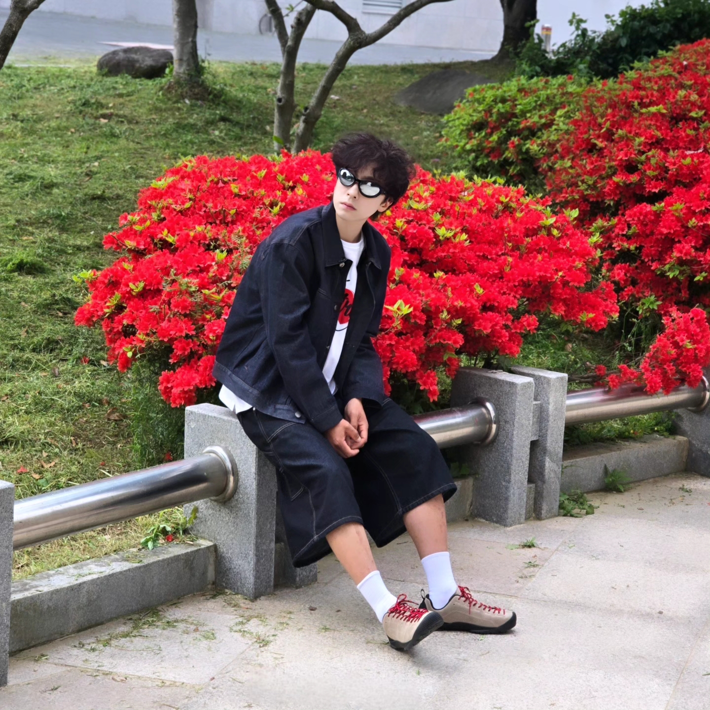 Keen Jasper Suede Sneakers Silver Mink 착용 스타일 - 2