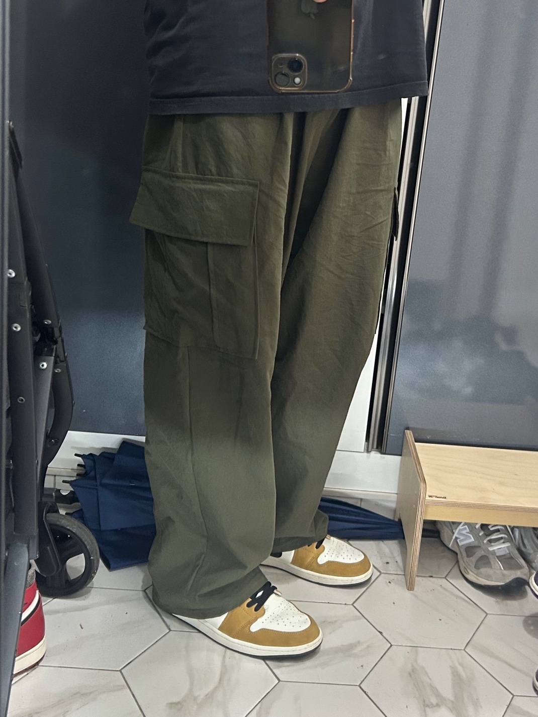 Jordan 1 Low OG Sail and Golden Harvest 착용 스타일 - 3