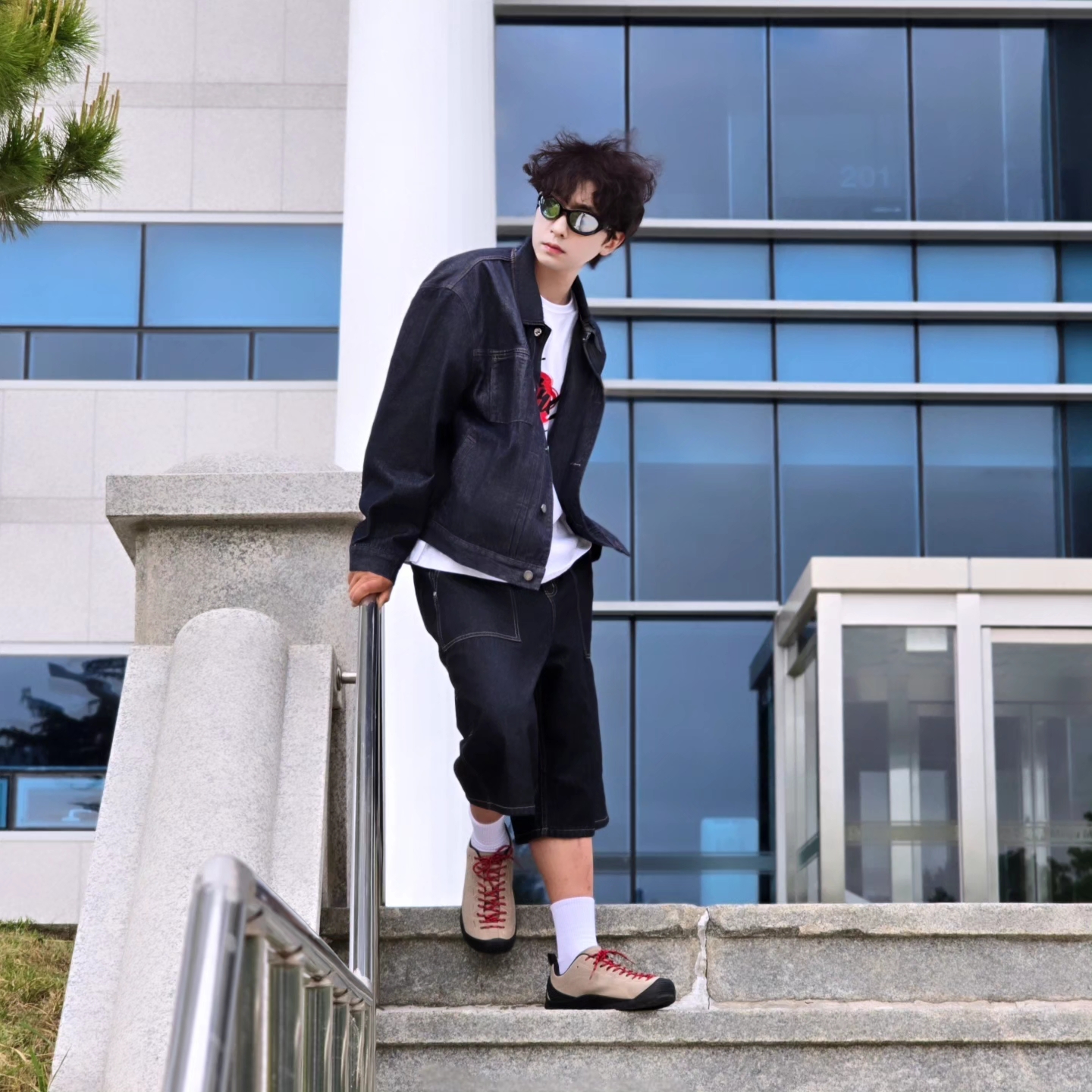 Keen Jasper Suede Sneakers Silver Mink 착용 스타일 - 4