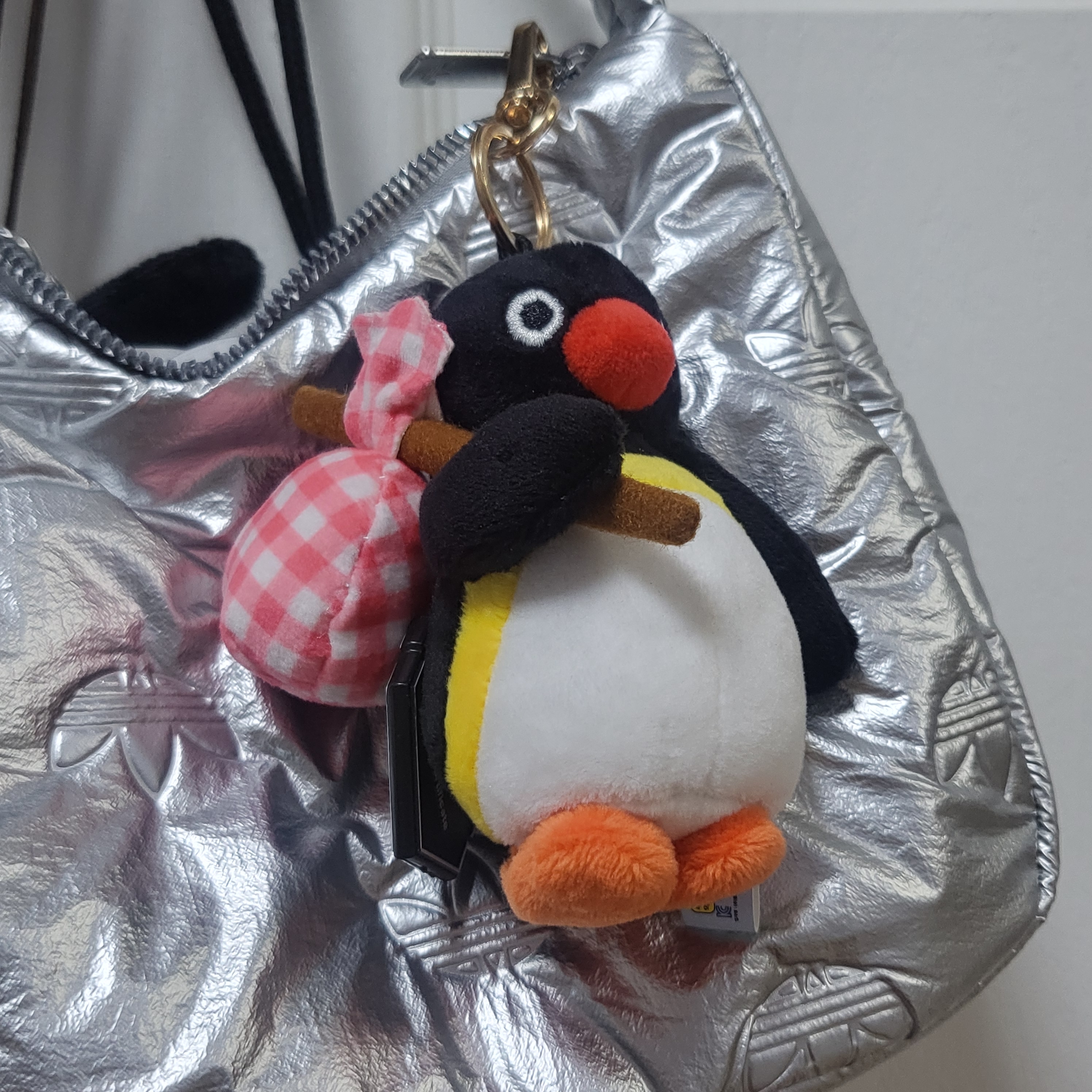 Pingu Bottari Keyring, Adidas Puffy Satin Mini Shoulder Bag Silver Metallic 착용 스타일