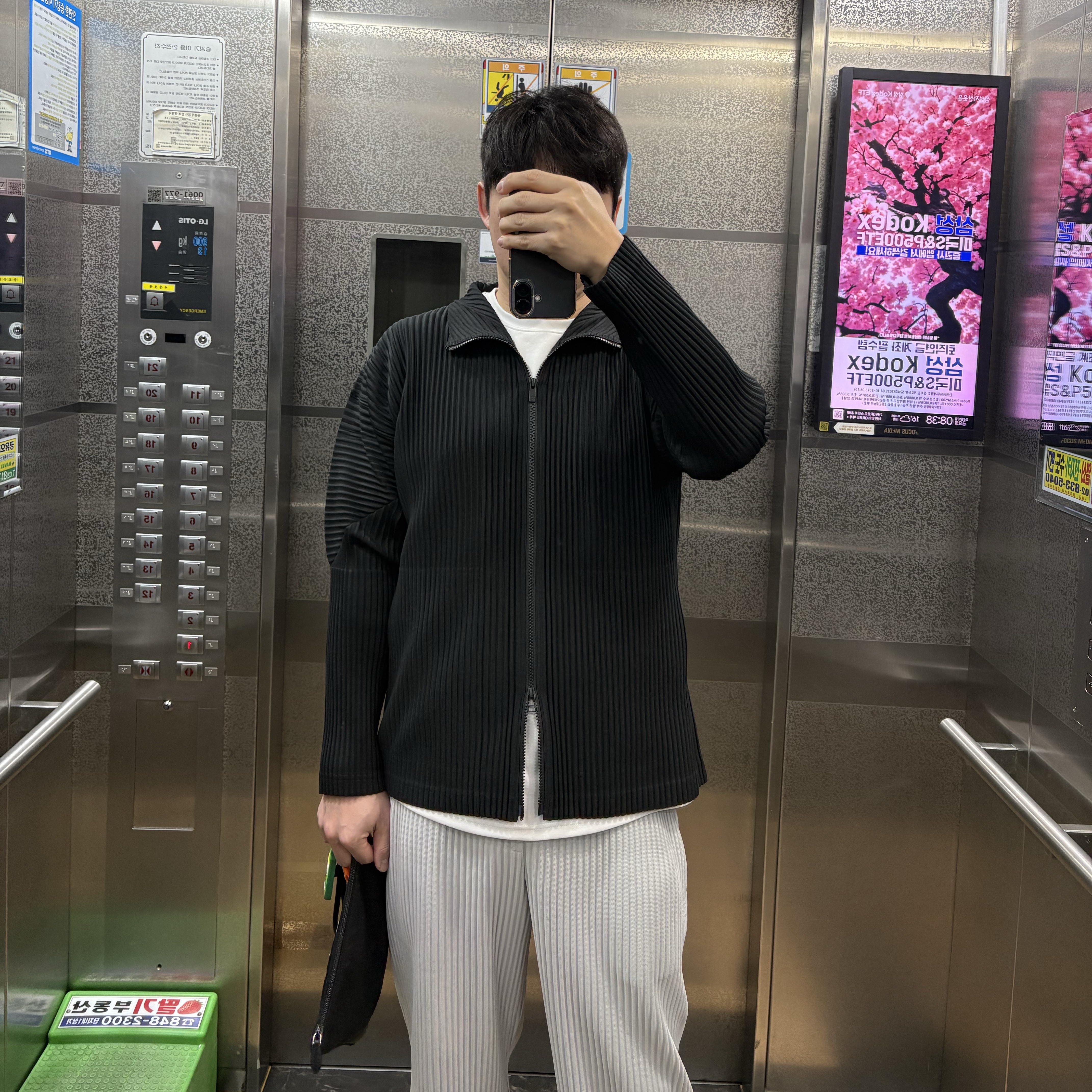 Homme Plisse Issey Miyake Basics Zip Up Jacket Black, Homme Plisse Issey Miyake Basics Straight Pants Light Gray 착용 스타일