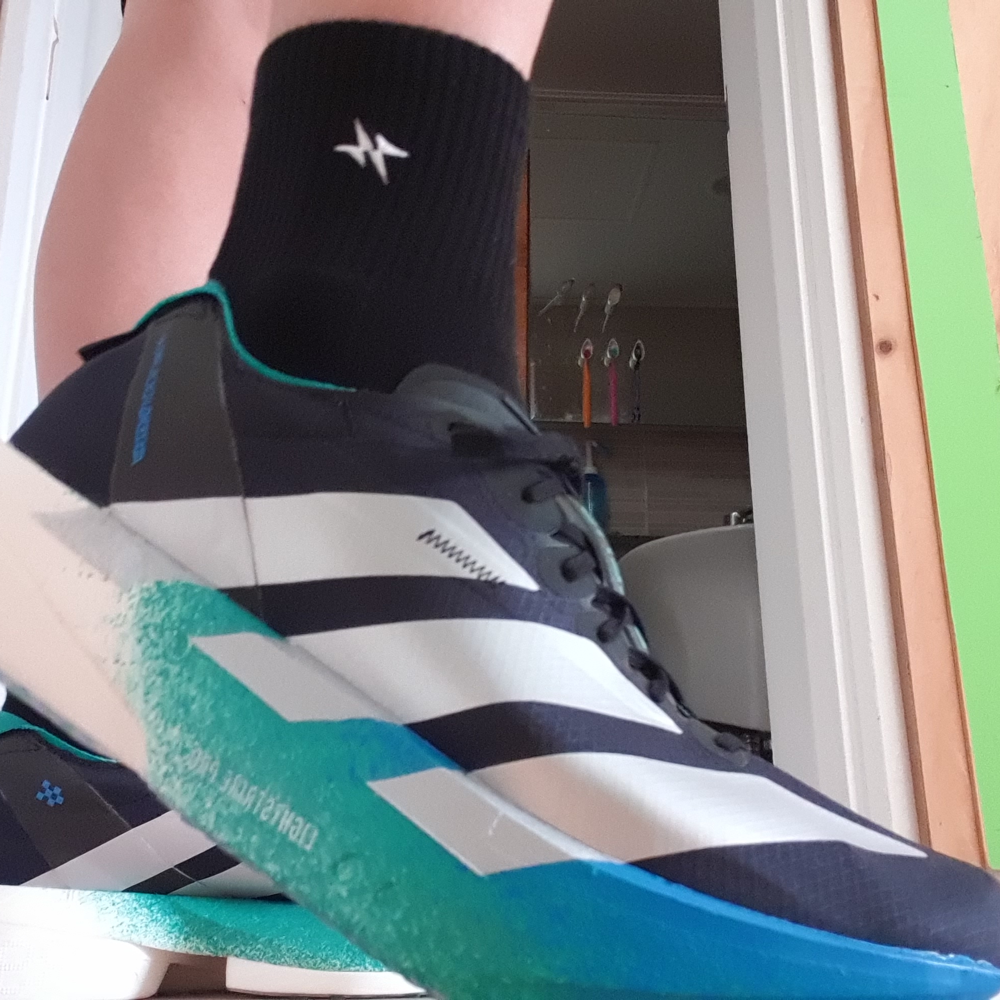 Adidas Adizero Adios Pro 4 Core Black Glory Green 착용 스타일 - 1