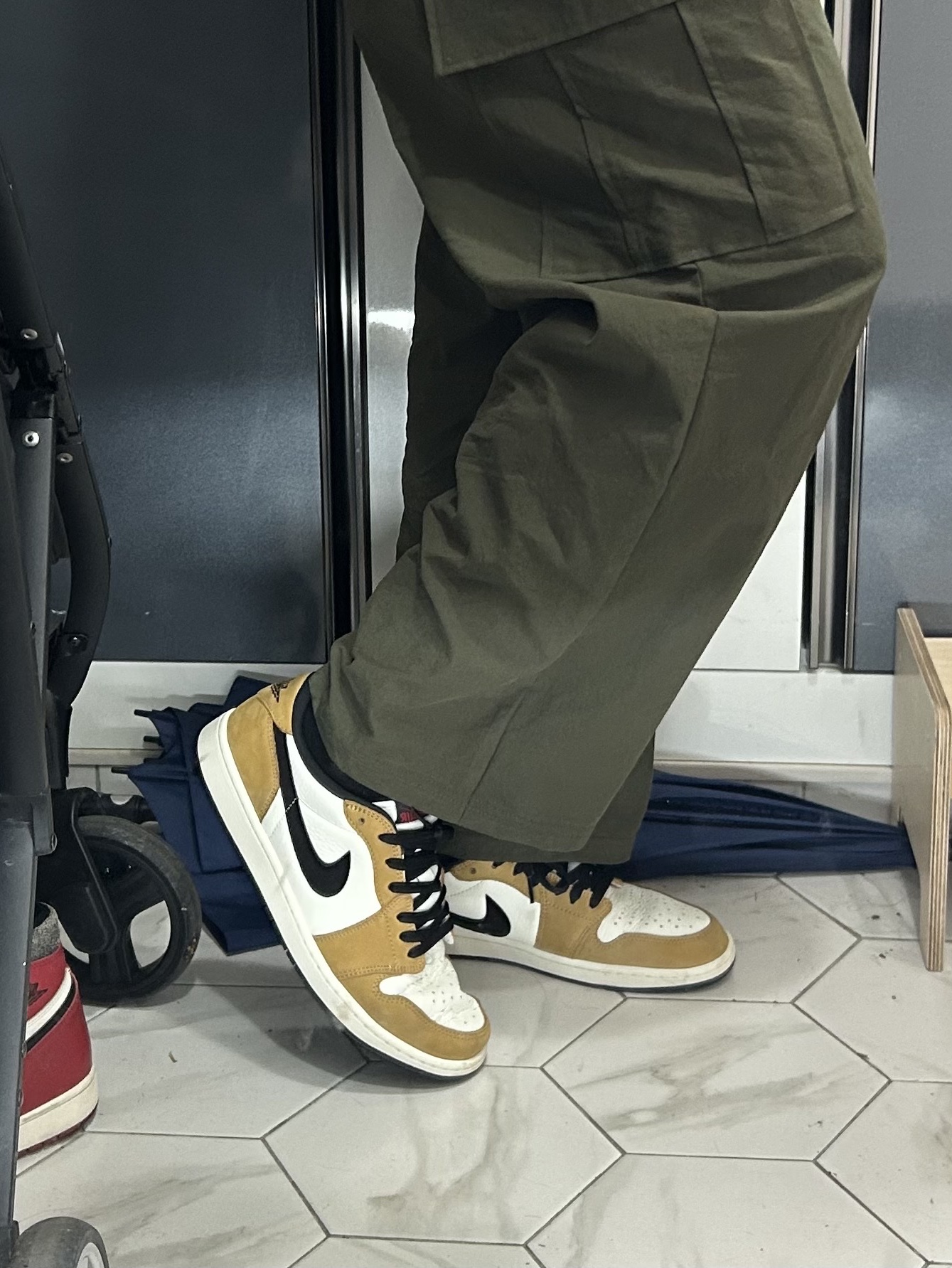 Jordan 1 Low OG Sail and Golden Harvest 착용 스타일 - 1