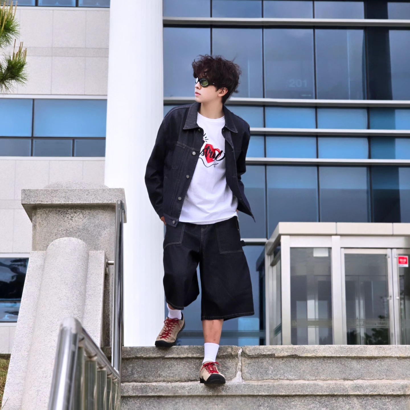 Keen Jasper Suede Sneakers Silver Mink 착용 스타일 - 1