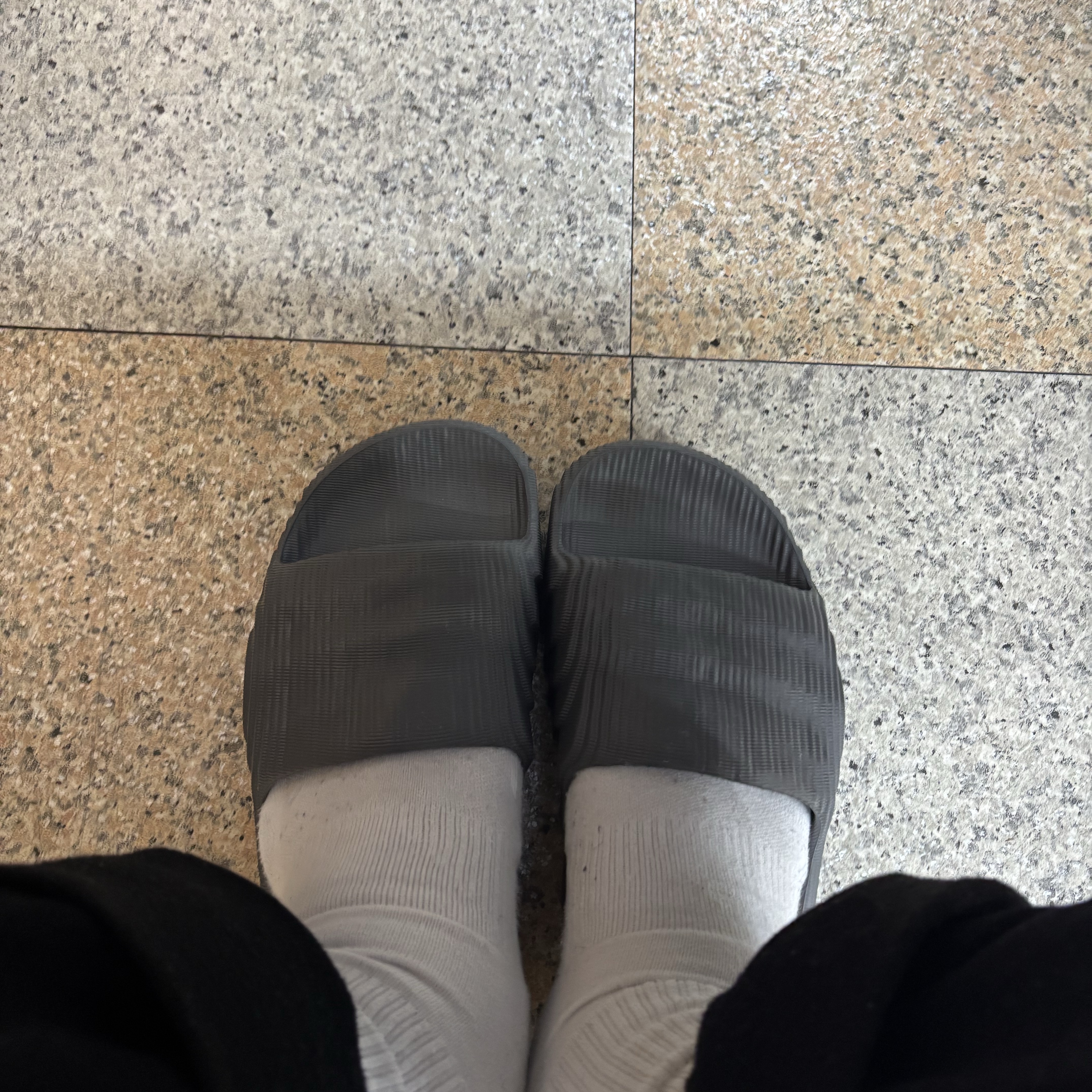 Adidas Adilette 22 Grey Five 착용 스타일