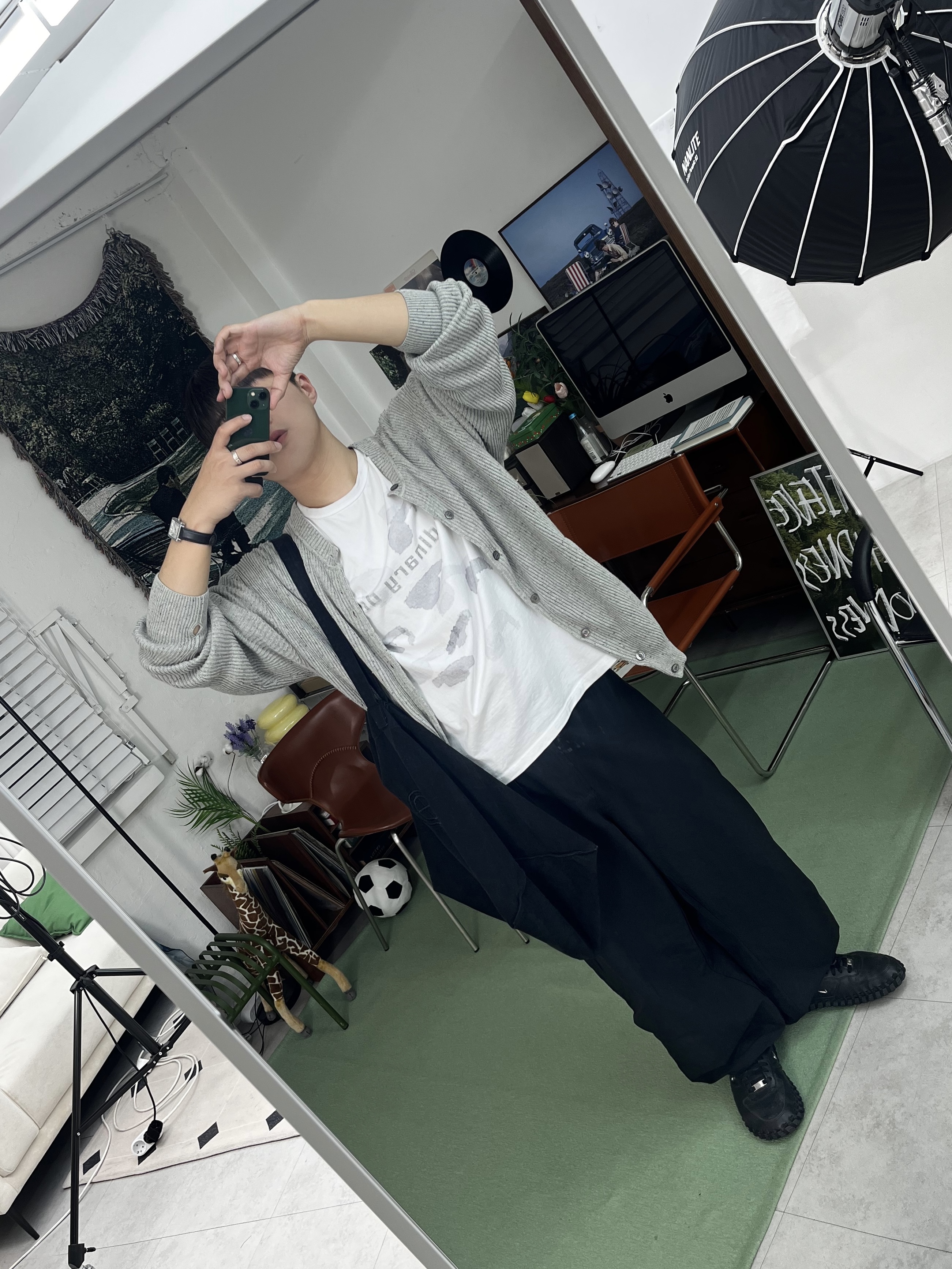 noun Ordinary Eyes T-shirts White, Nike x Jacquemus J Force 1 Low LX SP Black 착용 스타일 - 1