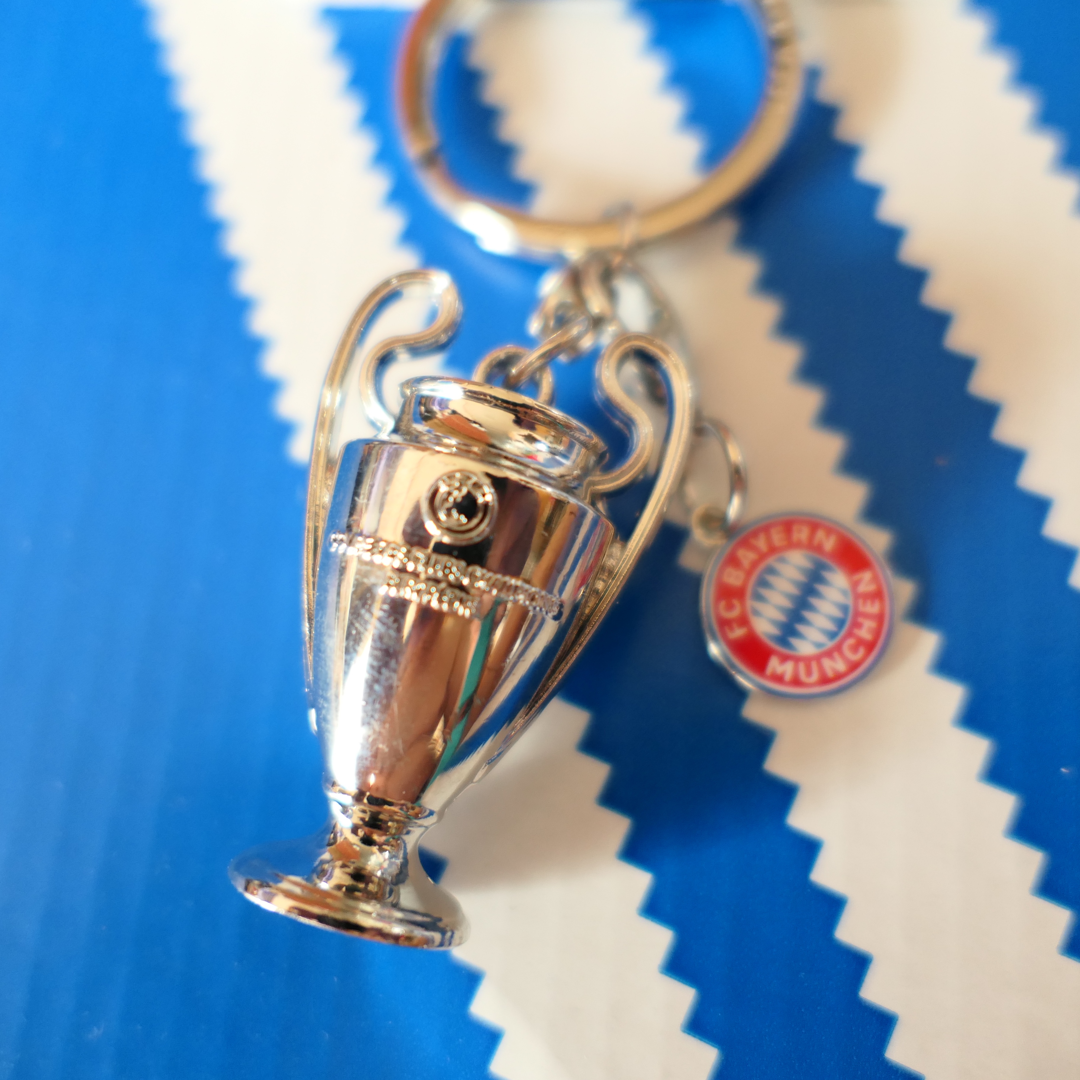 Over The Pitch FCB Keyring UCL Trophy 착용 스타일 - 3