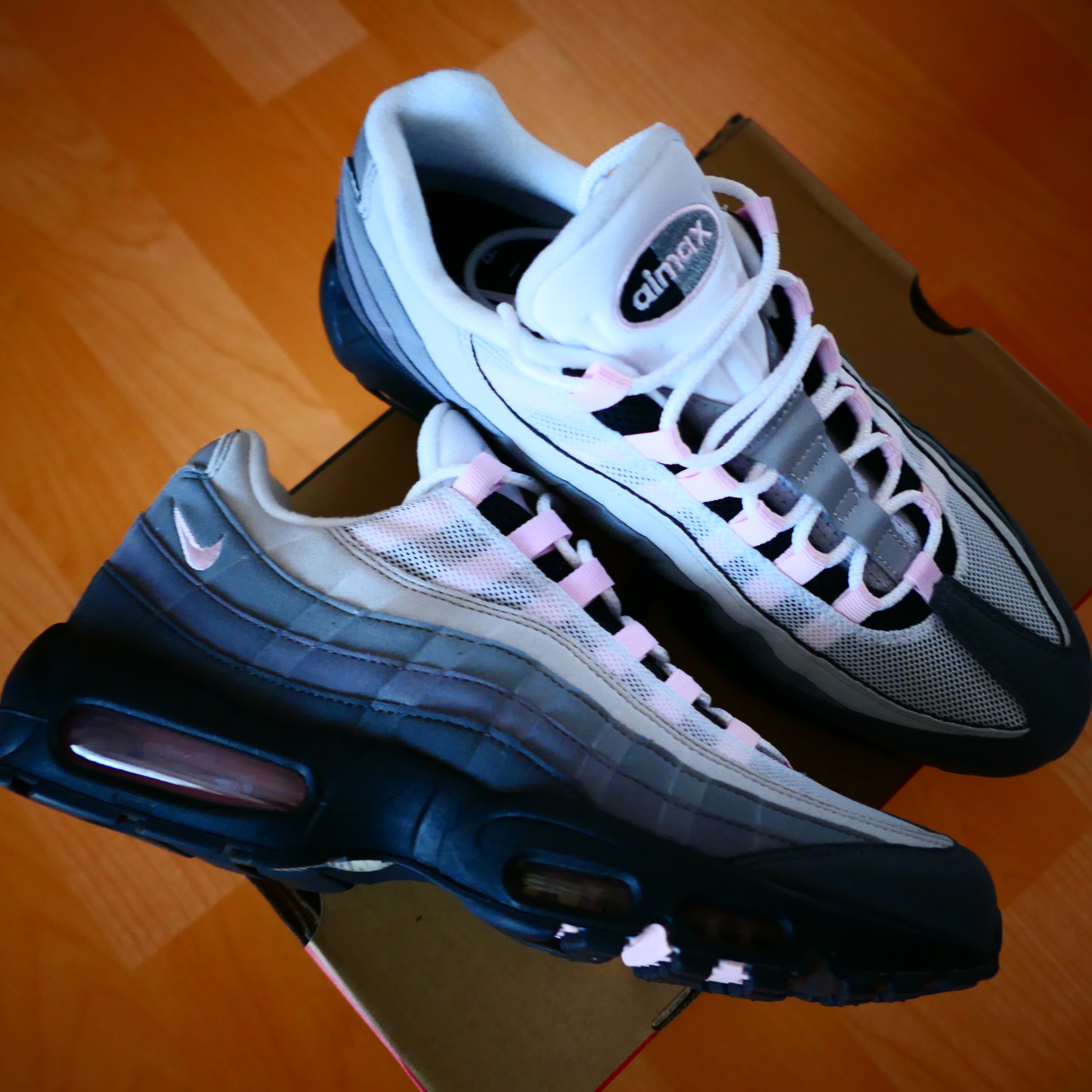 Nike Air Max 95 Gunsmoke Pink Foam 착용 스타일 - 2