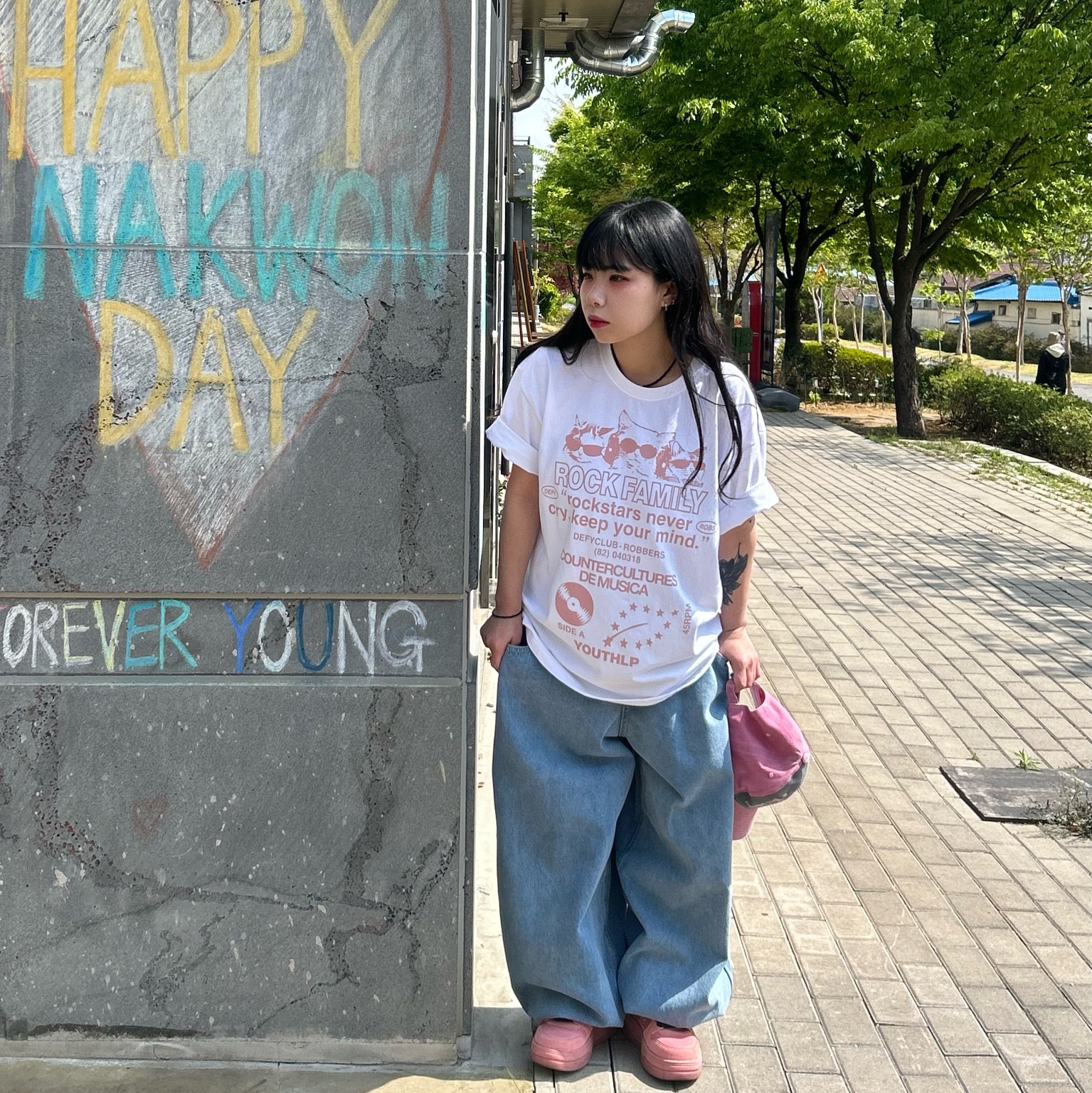 DEFYCLUBROBBERS Rock Family T-shirt Indi Pink 착용 스타일 - 1